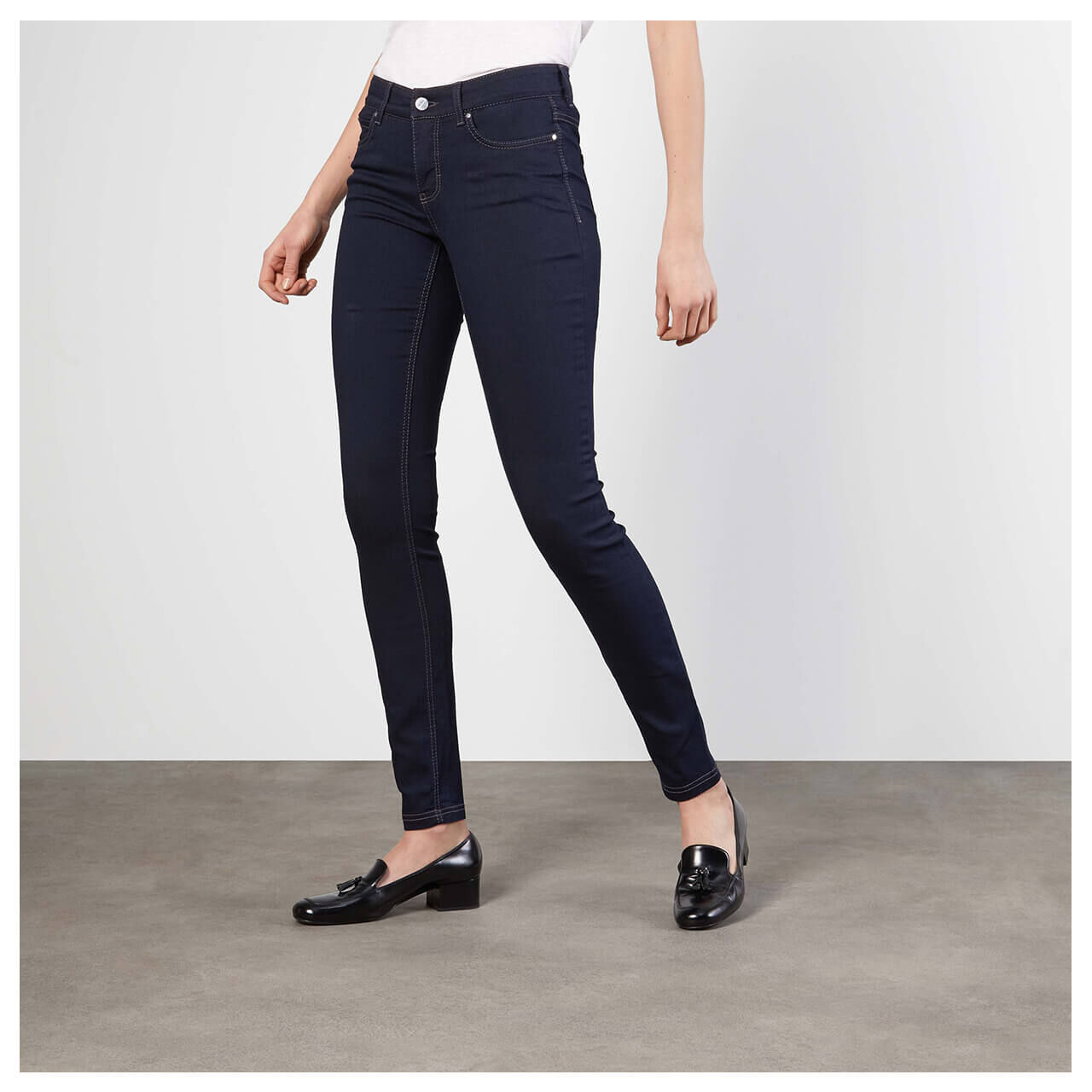 mac-dream-skinny-jeans-dark-d801-model-vorne Damenjeans Dream Skinny von MAC in Tiefdunkelblau, Vorderansicht