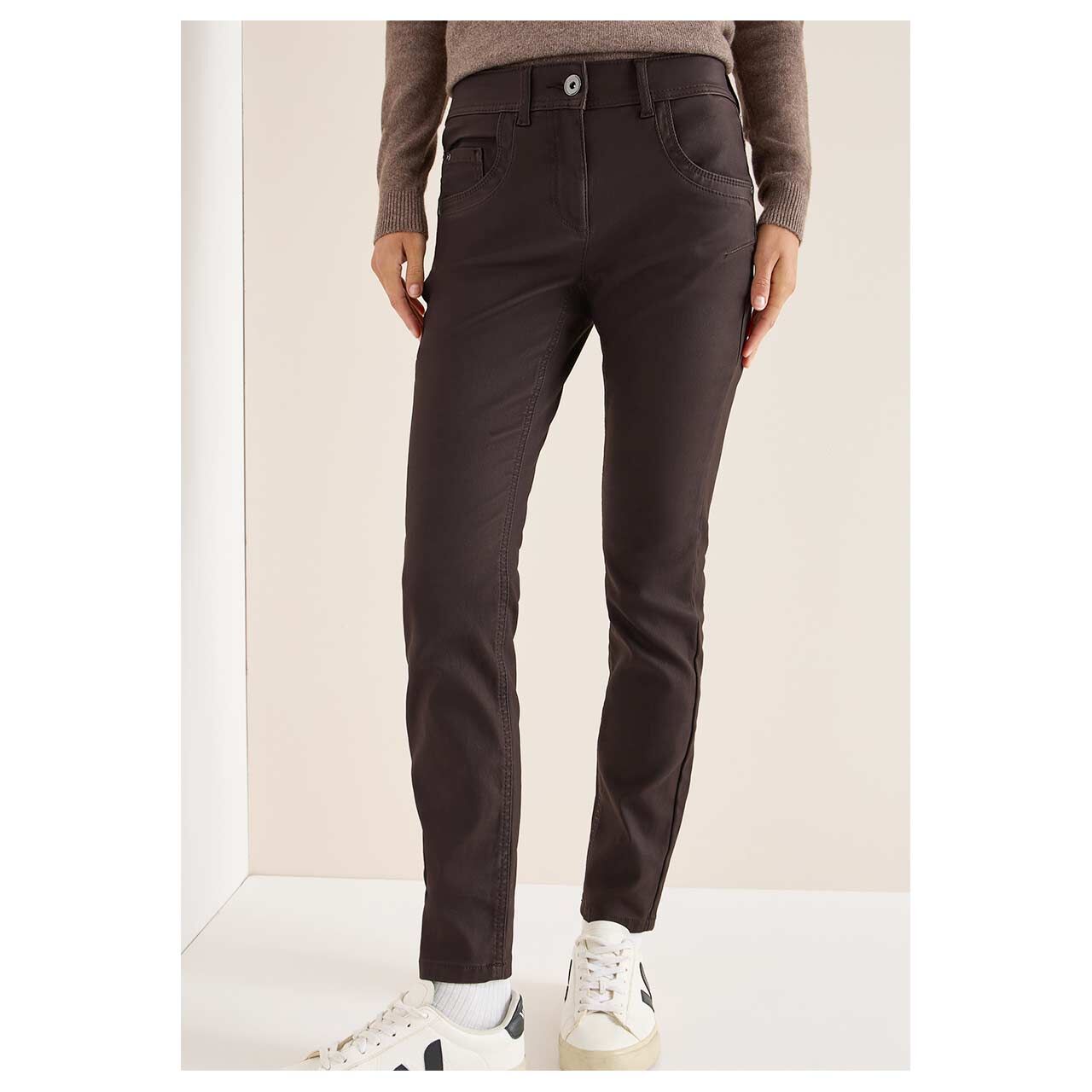 Damenjeans Toronto von Cecil in Dunkelbraun beschichtet, Vorderansicht am Model