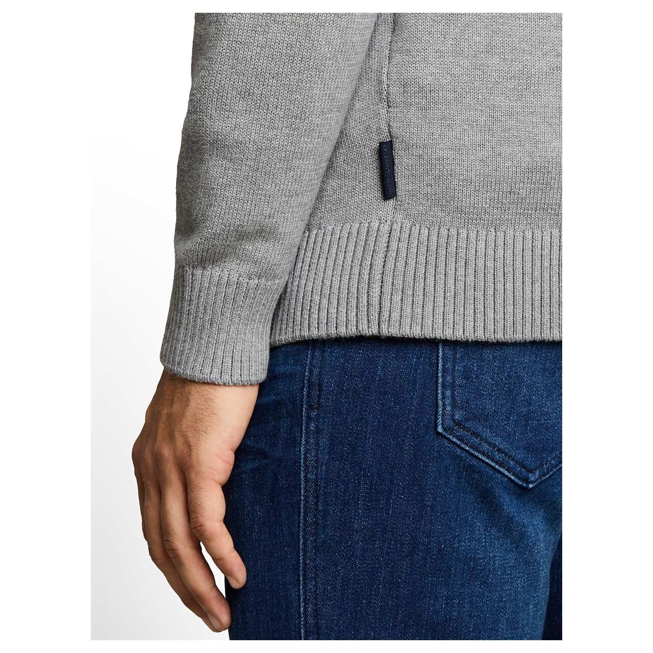 Herren Pullover Crew Neck Knit von Tom Tailor in Grau meliert, Detailansicht vom Ärmel am Model von hinten