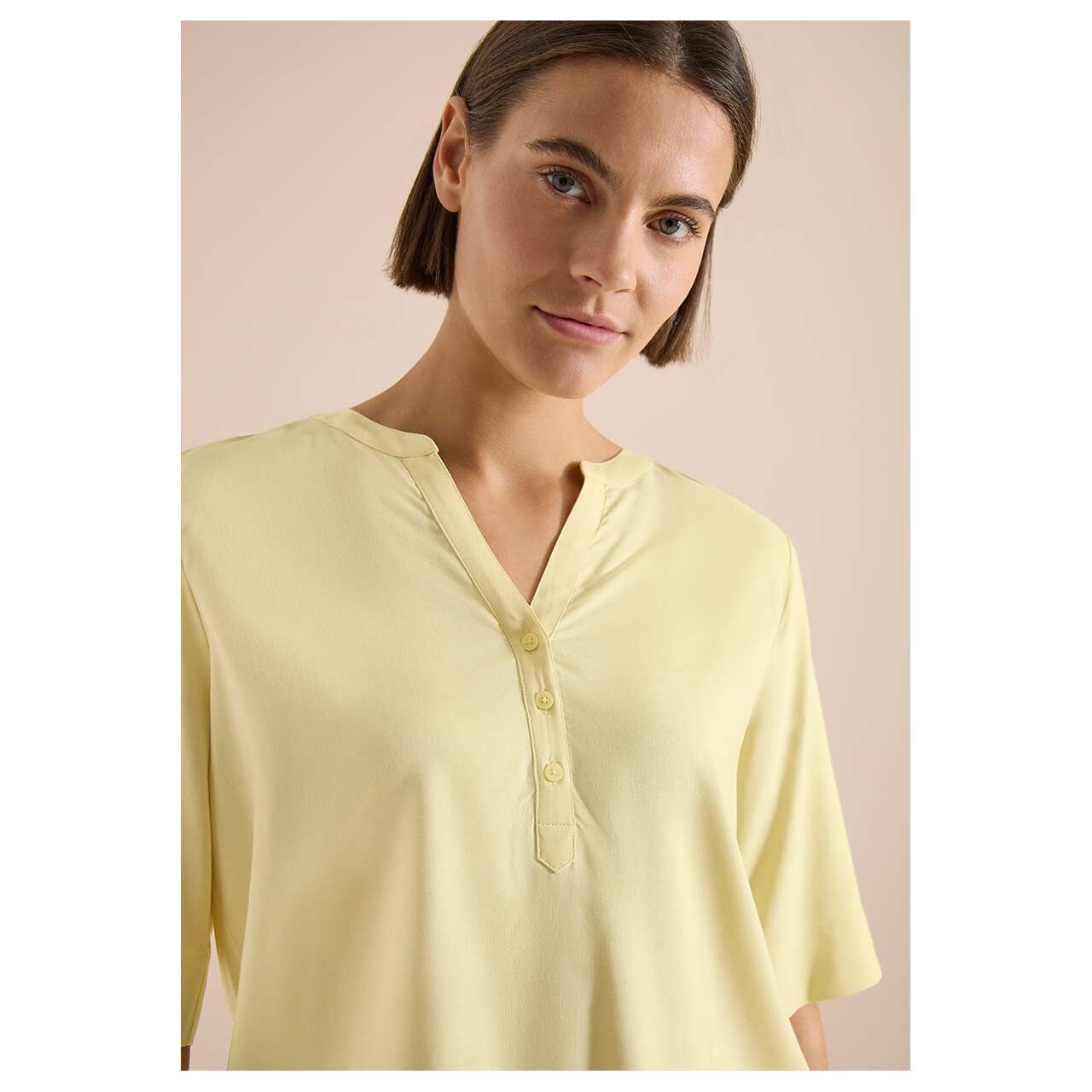Damen Kurzarm Bluse Solid Splitneck von Cecil in Gelb, detaillierte Ansicht am Oberkörper