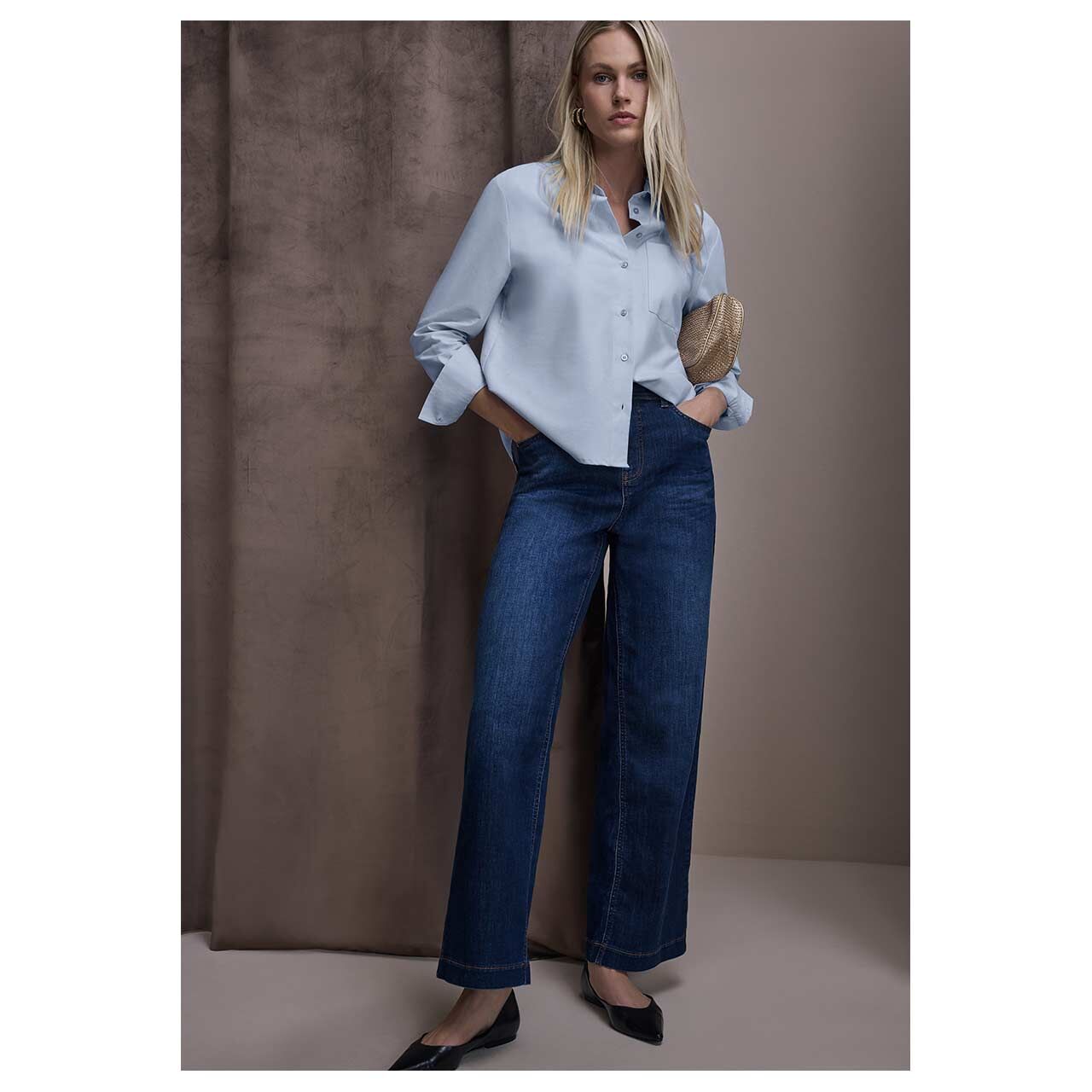 Damen Langarm Bluse Oxford Shirtcollar von Street One in Hellblau, Ganzkörperansicht vorne am Model