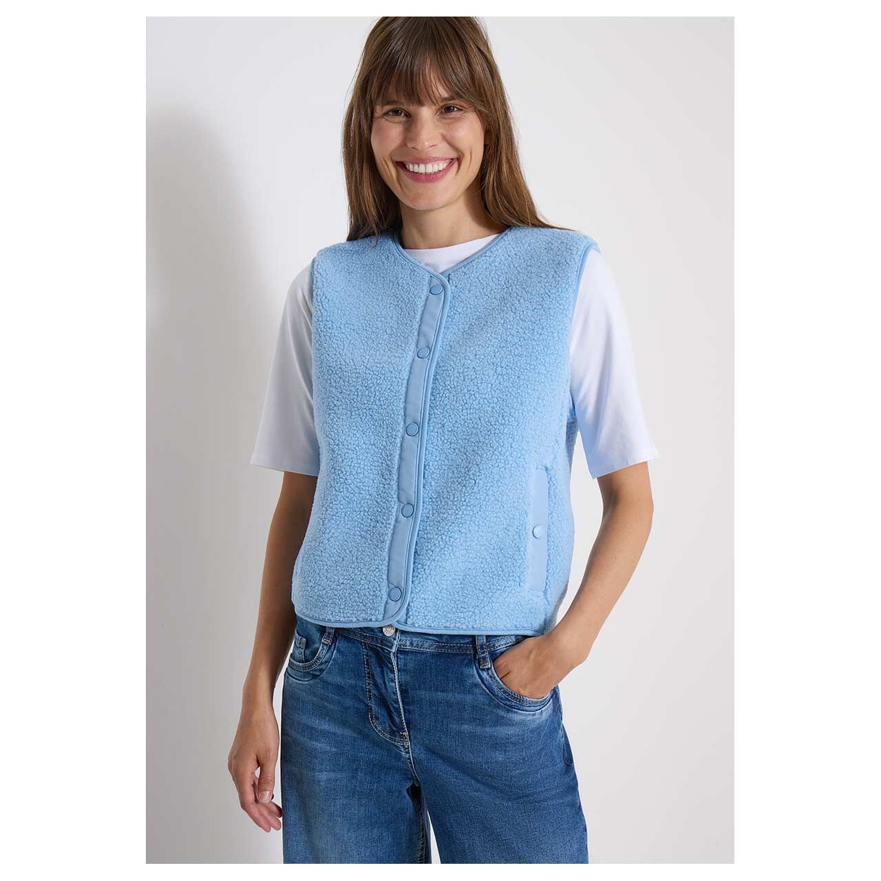 Damen Weste Teddy Solid Matmix Vest von Cecil in Hellblau, Vorderansicht am Model