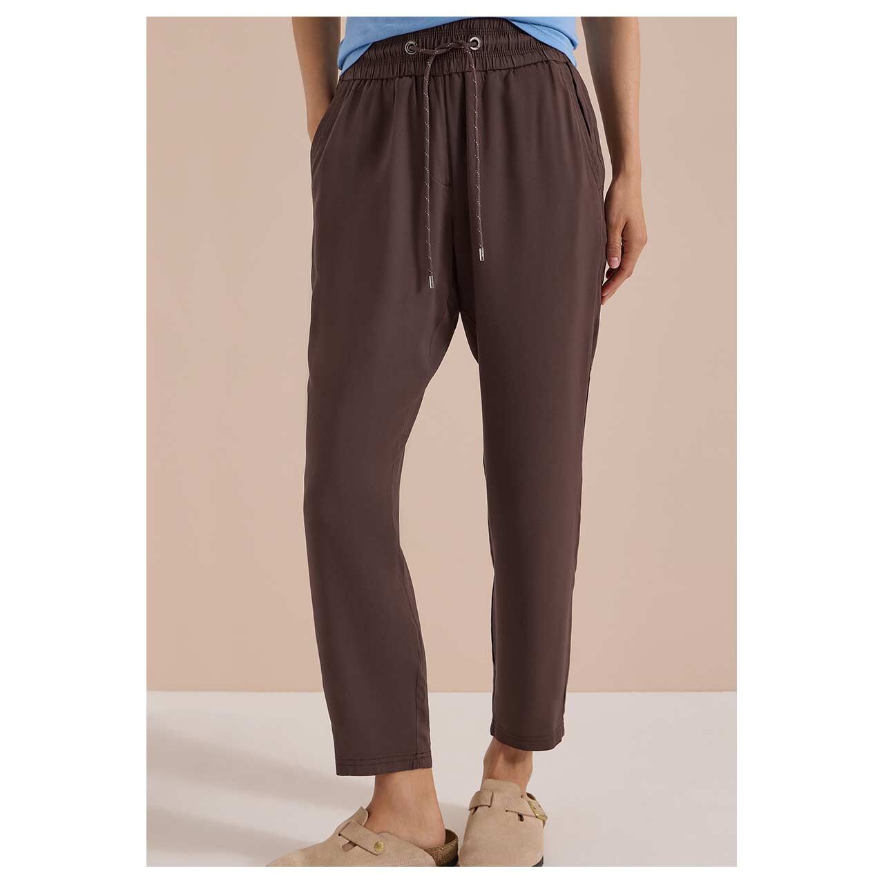 Damen Ankle Hose Chelsea von Cecil in Dunkelbraun, Vorderansicht am Model