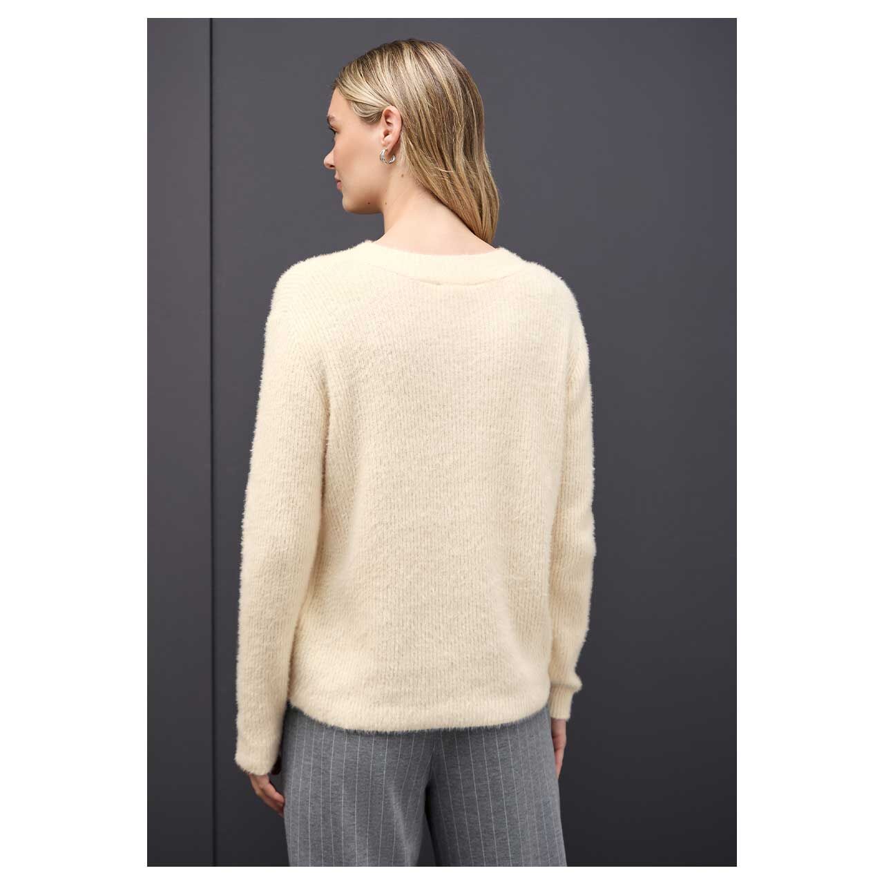 Damen Pullover Fluffy V-Neck von Street One in Hellbeige, Rückansicht am Model