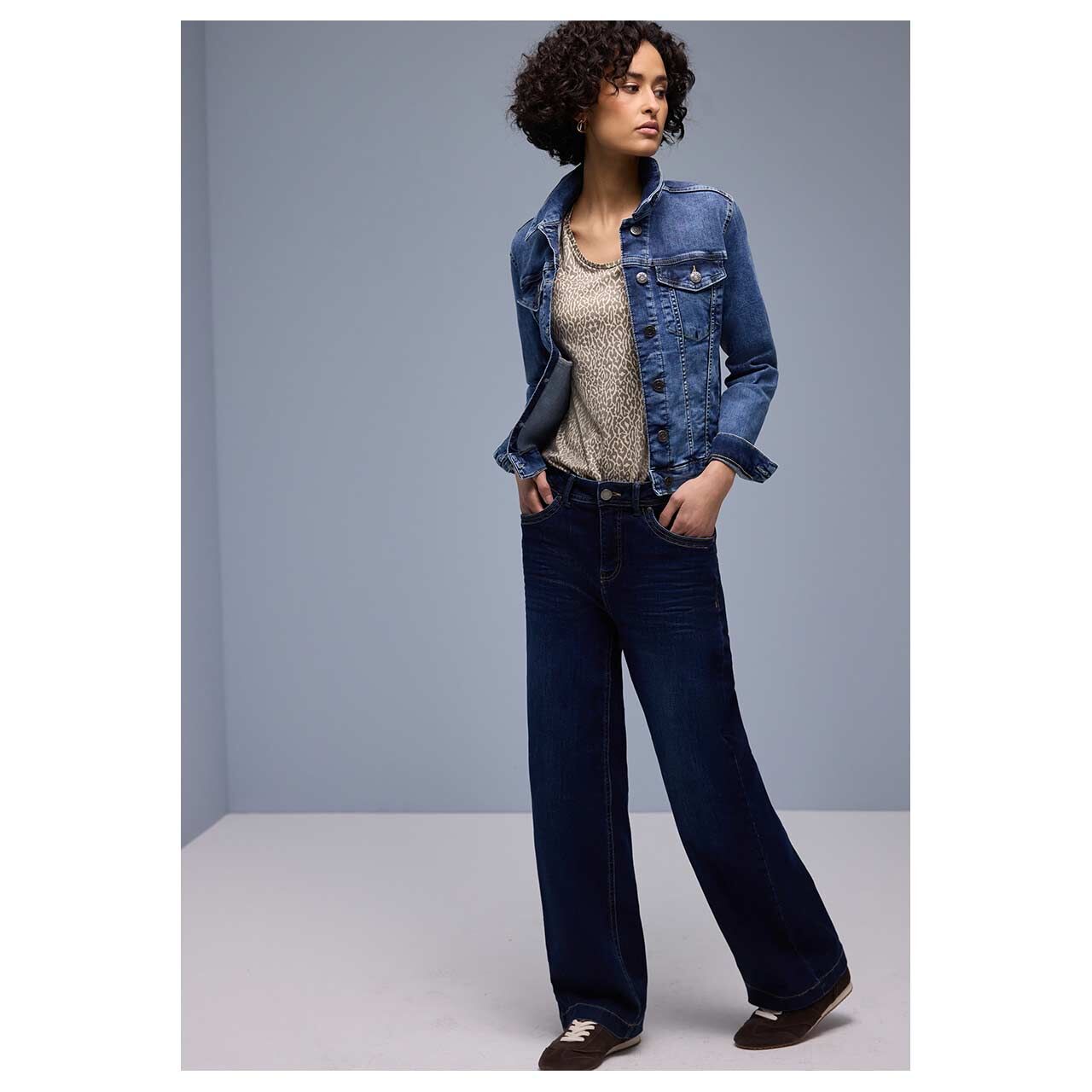 Damen T-Shirt Printed Rounded V-Neck von Street One in Beige mit Print, Ganzkörperansicht am Model gestylt