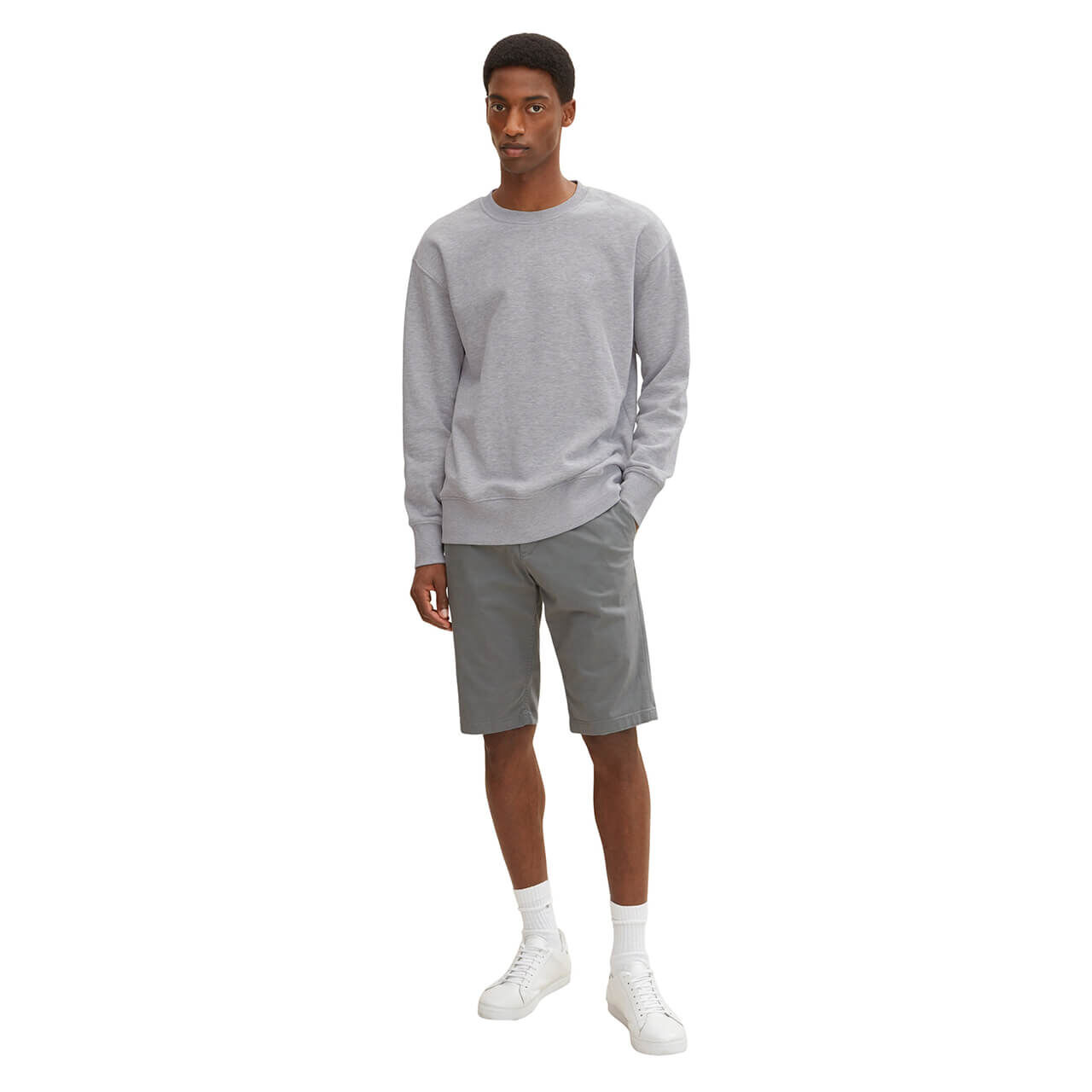 tom-tailor-jeans-shorts-satin-stretch-chino-grey-10952-ansicht-model-vorn Tom Tailor Josh Baumwoll Bermuda für Herren in Grau, FarbNr.: 10952