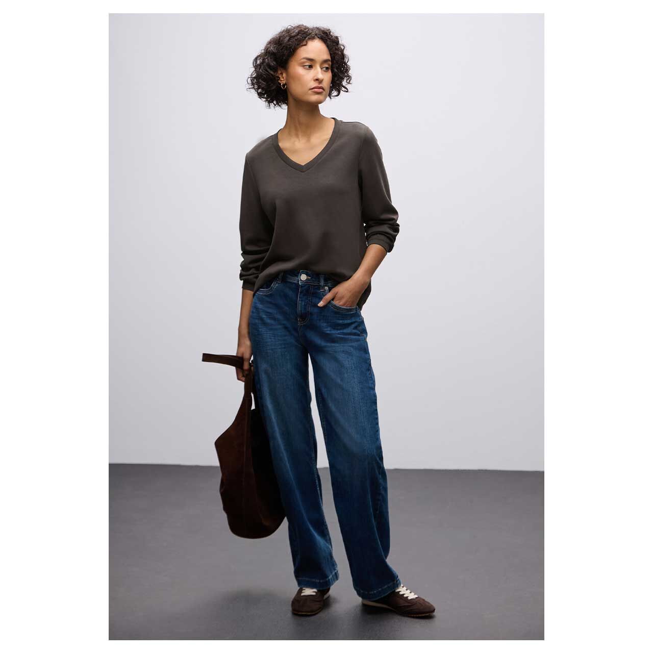 Damen Langarm Shirt Silk Look von Street One in Dunkelbraun, Ganzkörperansicht am Model