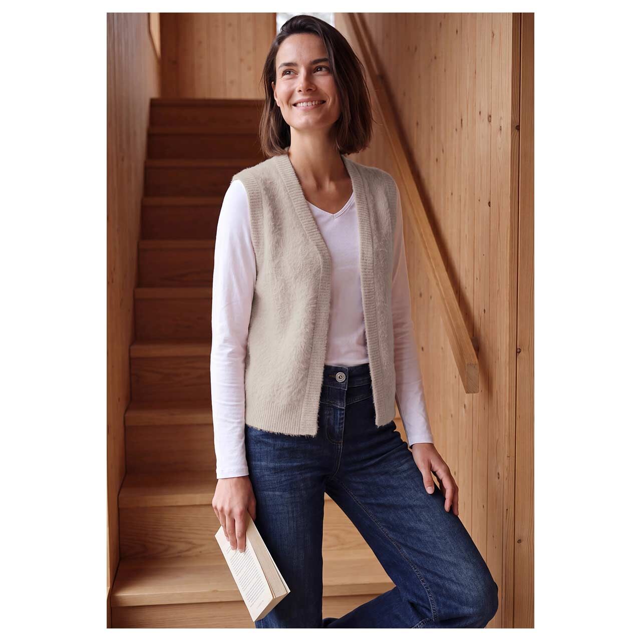 Damen Strickweste Open Feather Yarn Vest von Cecil in Hellbeige, Vorderansicht am Model