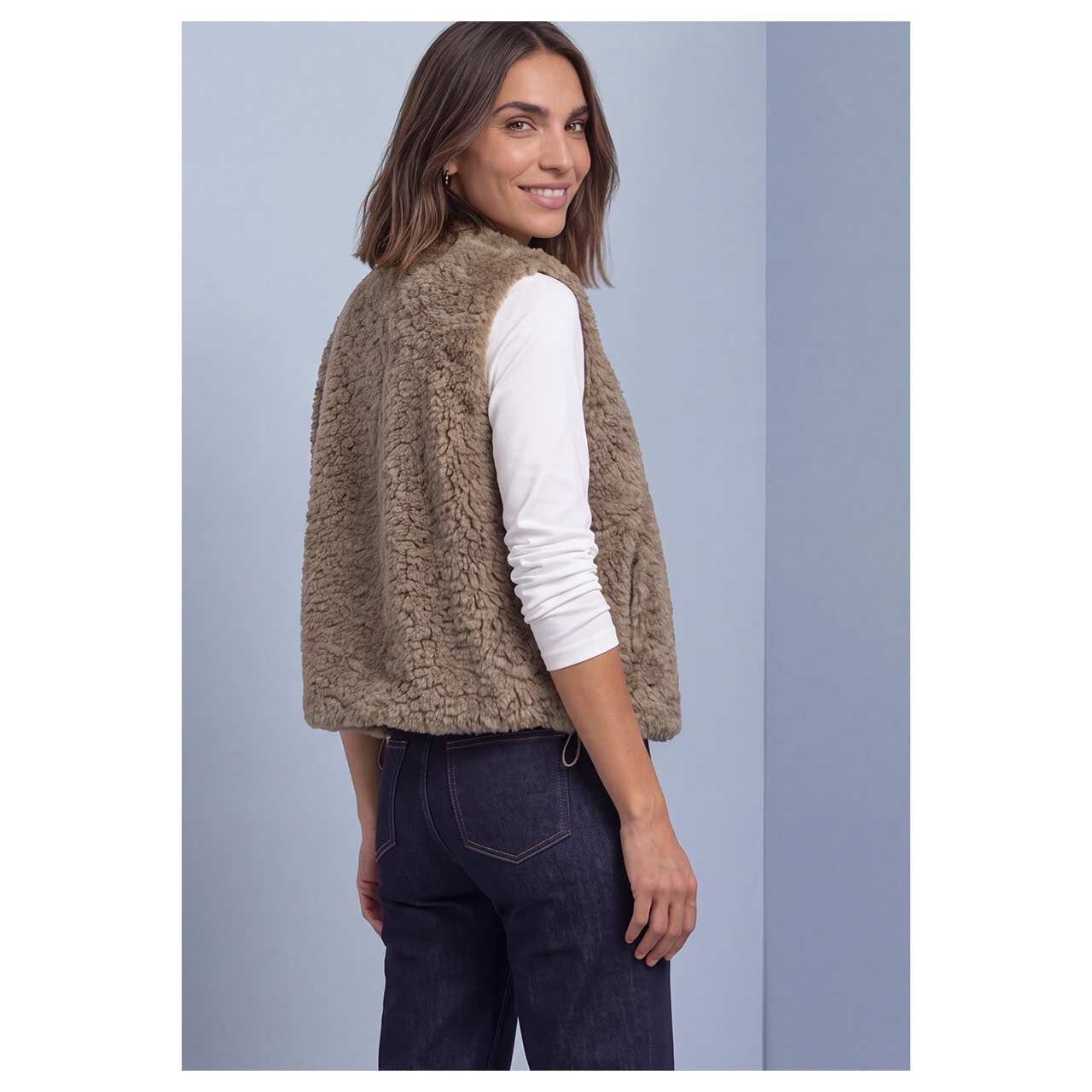 Damen Weste Fake Fur von Street One in Beige, Rückansicht am Model