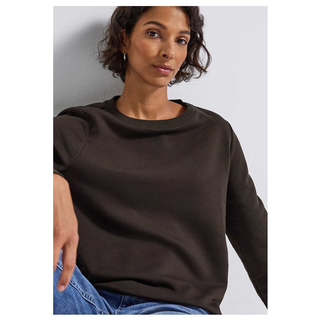 Damen Pullover Crewneck von Street One in Dunkelbraun, detaillierte Vorderansicht am Model