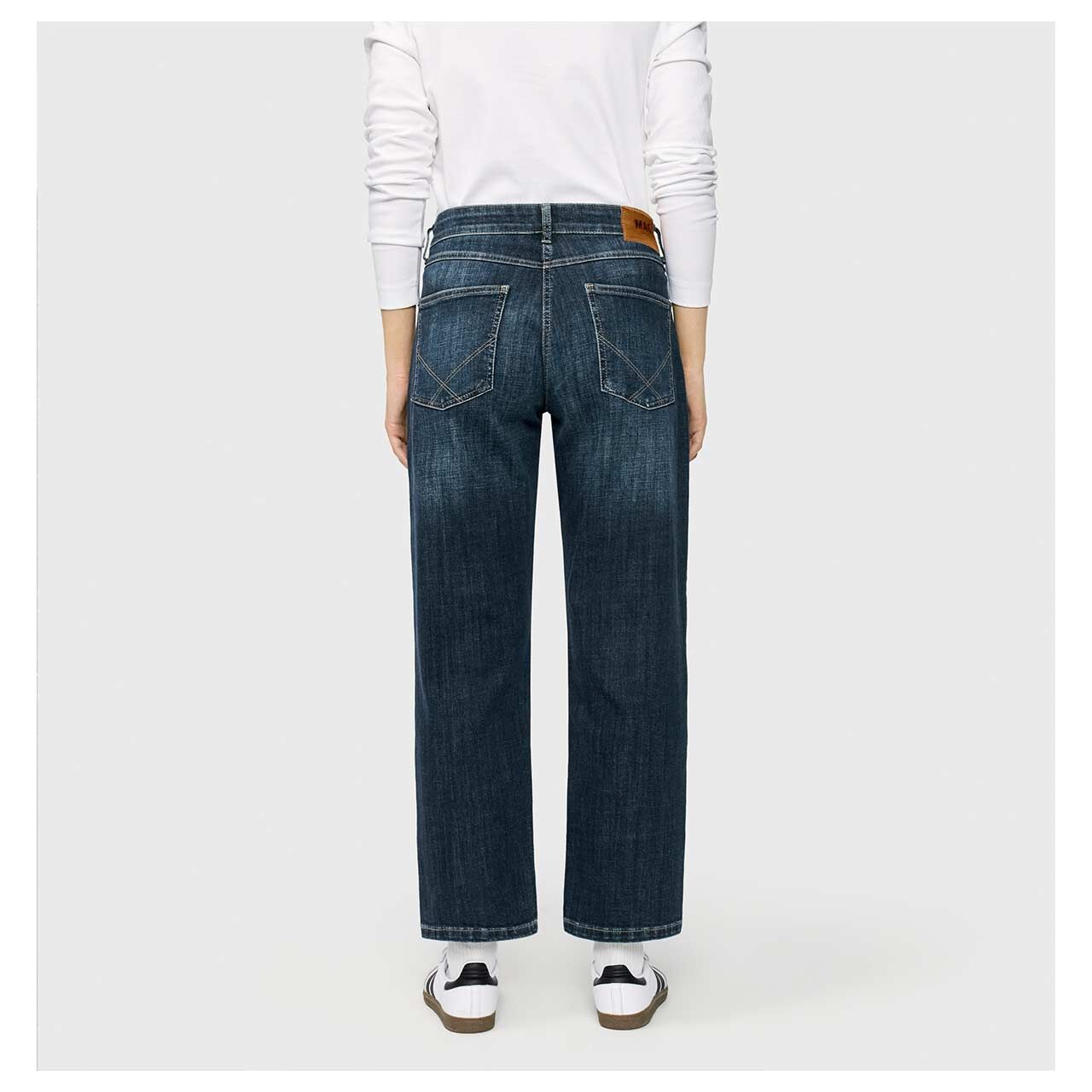 Damen Jeans Gina von MAC in Blau angewaschen, Rückansicht am Model