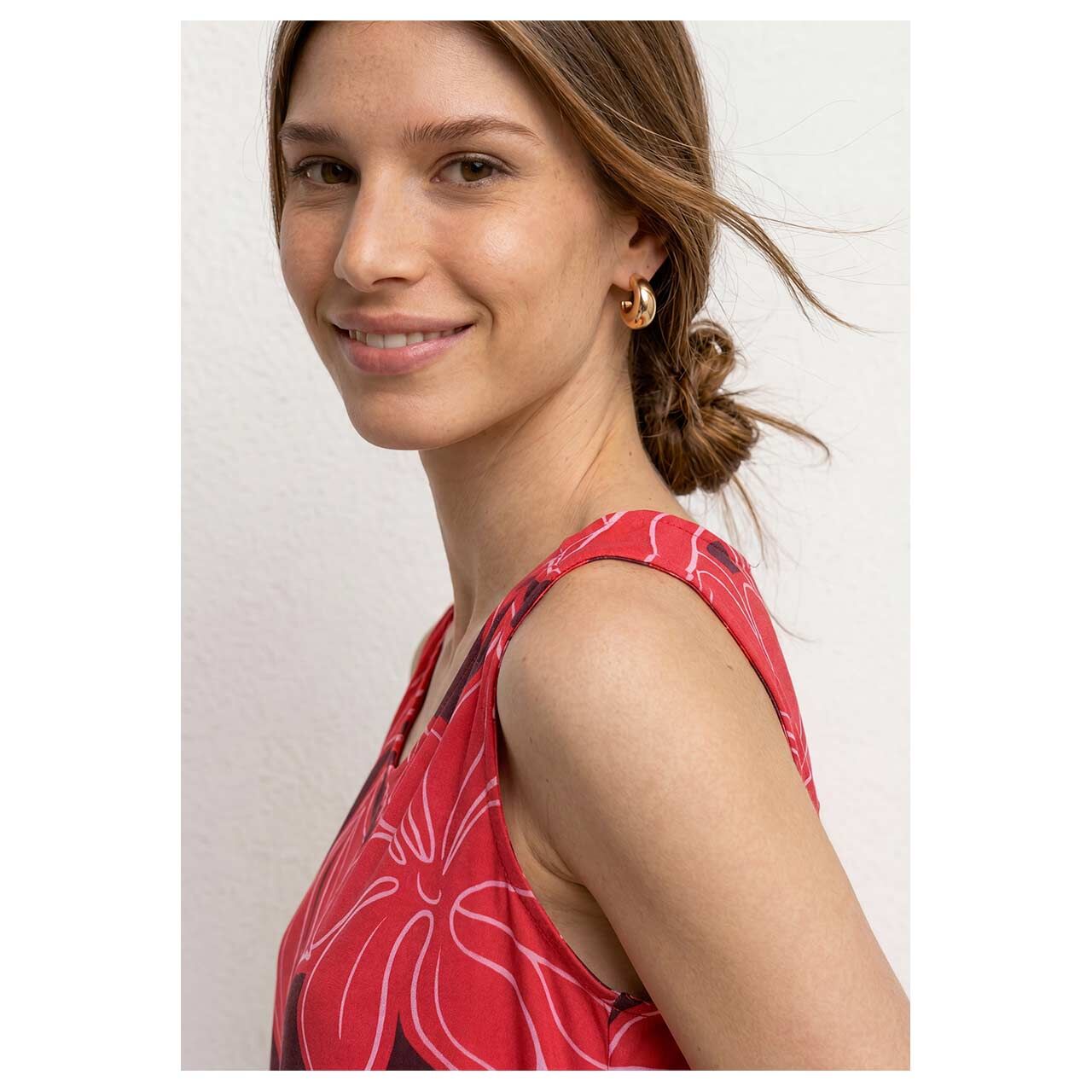 Damen Top Jersey von Street One in Rot mit Print, Seitansicht am Model