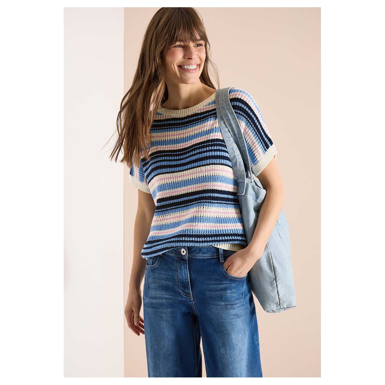 Damen Kurzarm Pullover Fancy Tapeyarn von Cecil in Hellblau gestreift, Vorderansicht am Model