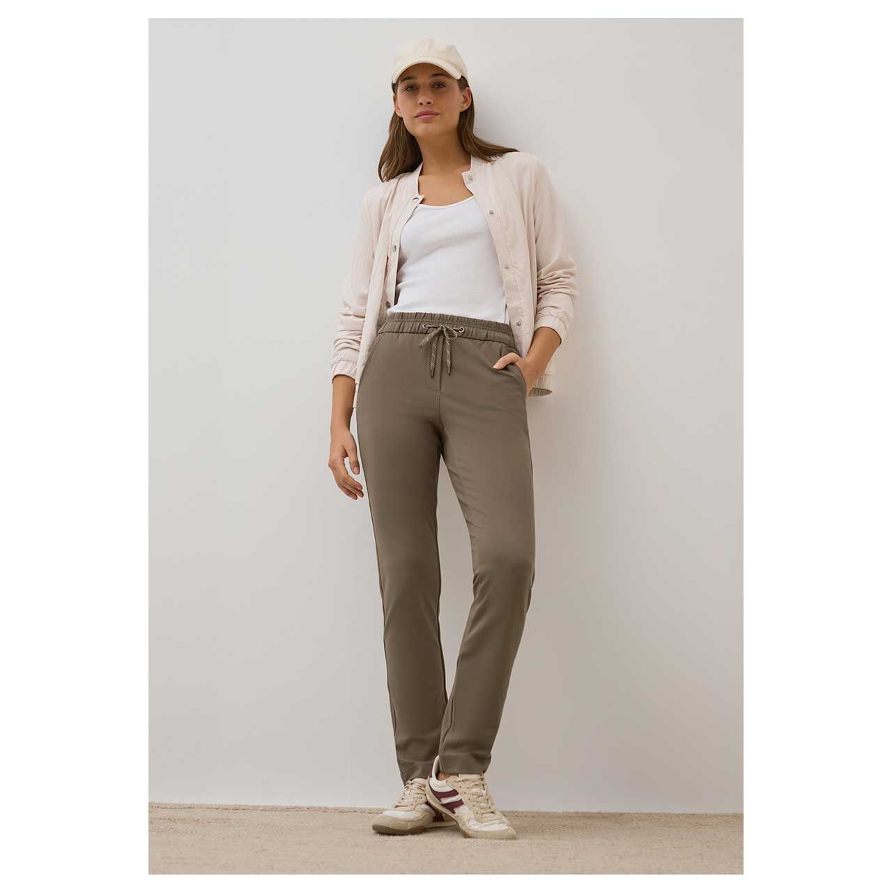 Damen Ankle Hose Tracey von Cecil in Hellbraun, Ganzkörperansicht am Model