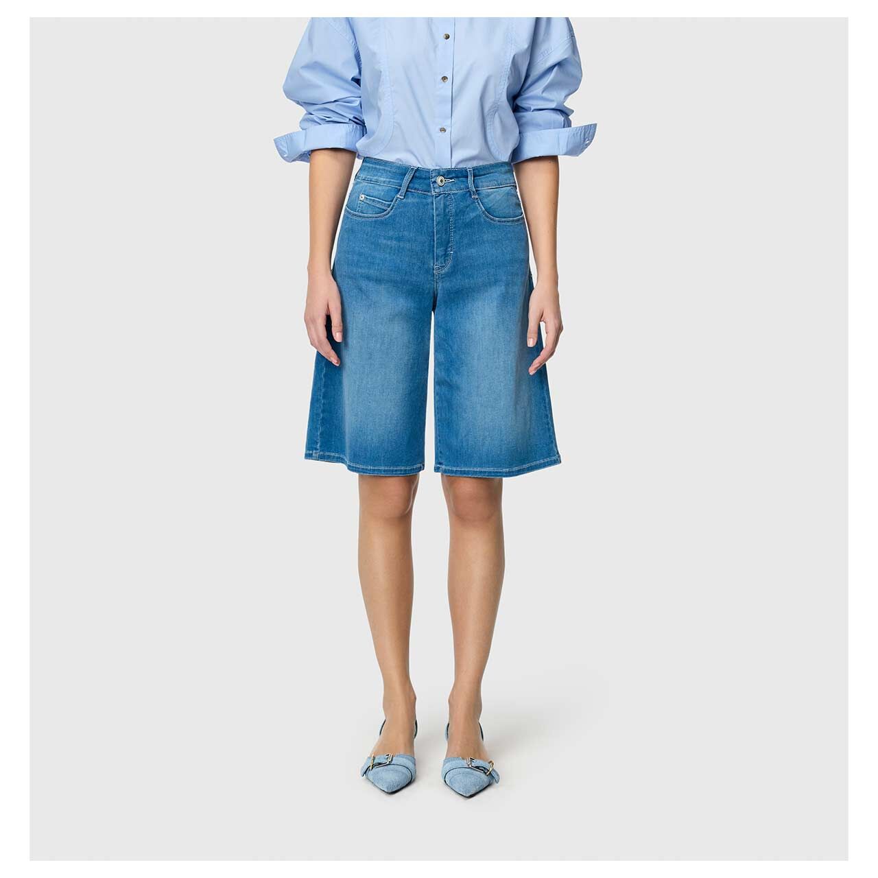 Stretch Damenjeans Dream Wide Bermuda von MAC in Blau angewaschen, Vorderansicht am Model