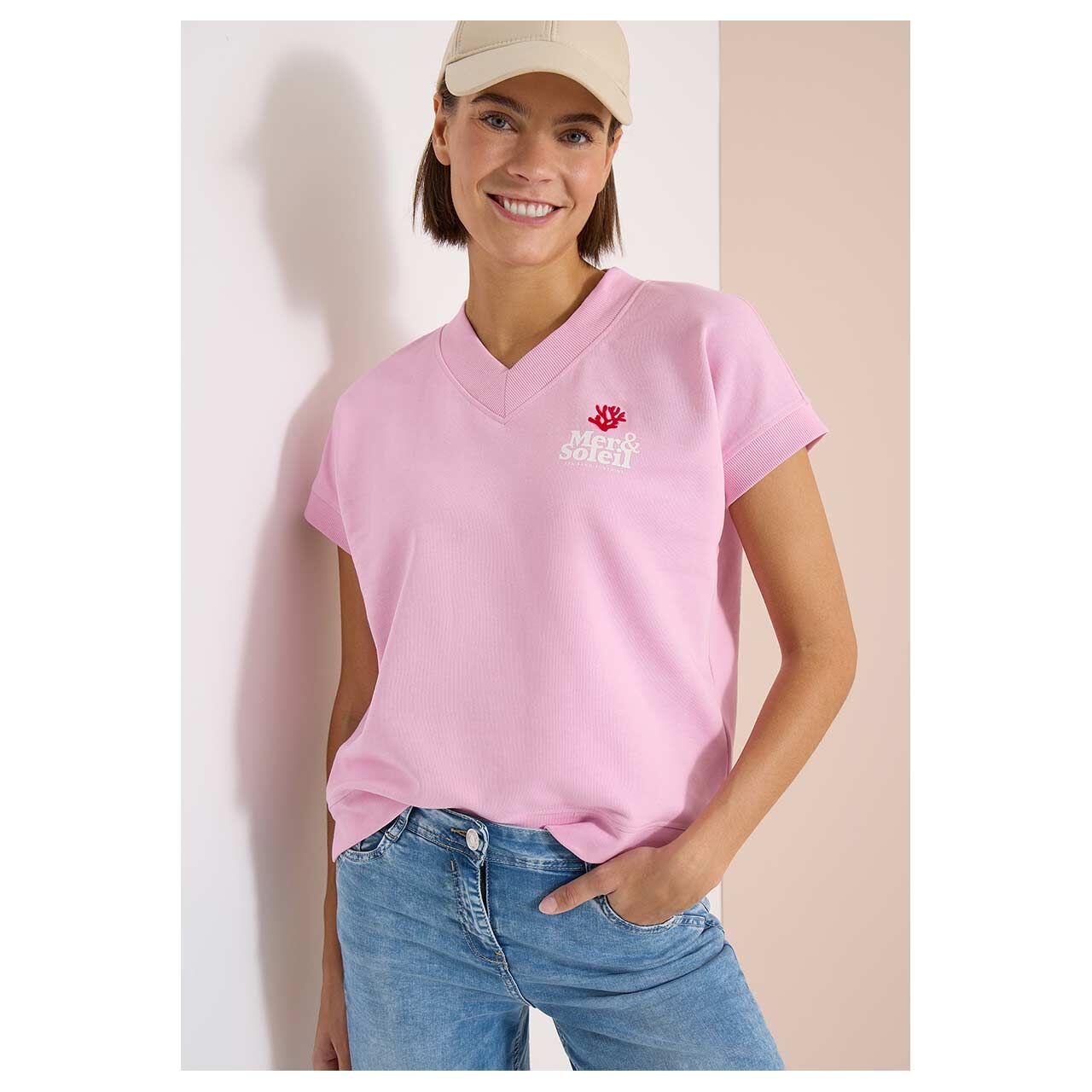 Damen Kurzarm Sweatshirt V-Neck von Cecil in Rosa mit Print, Vorderansicht am Model