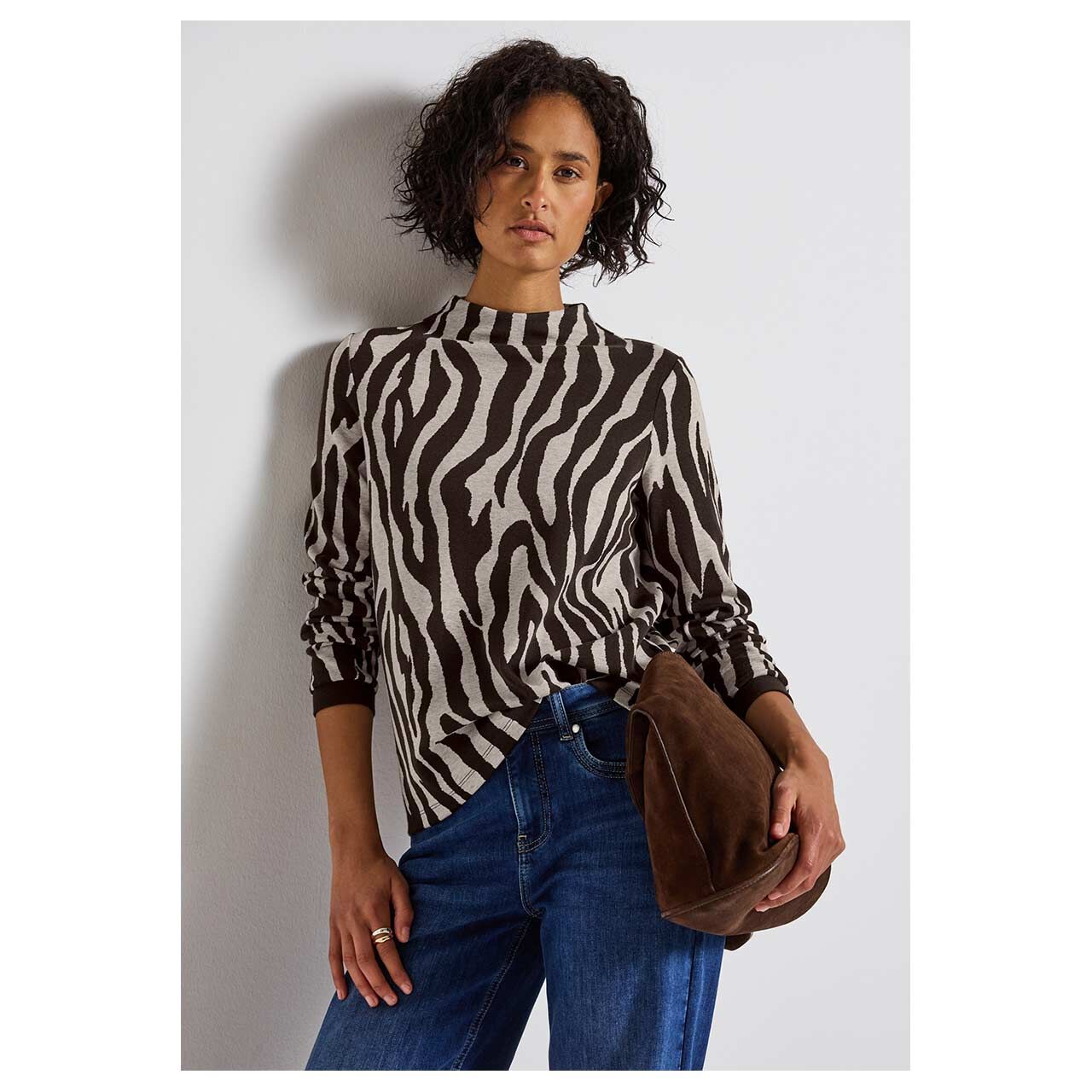 Damen Pullover Dessin Turtle Neck von Street One in Dunkelbraun mit Print, Detailansicht am Model