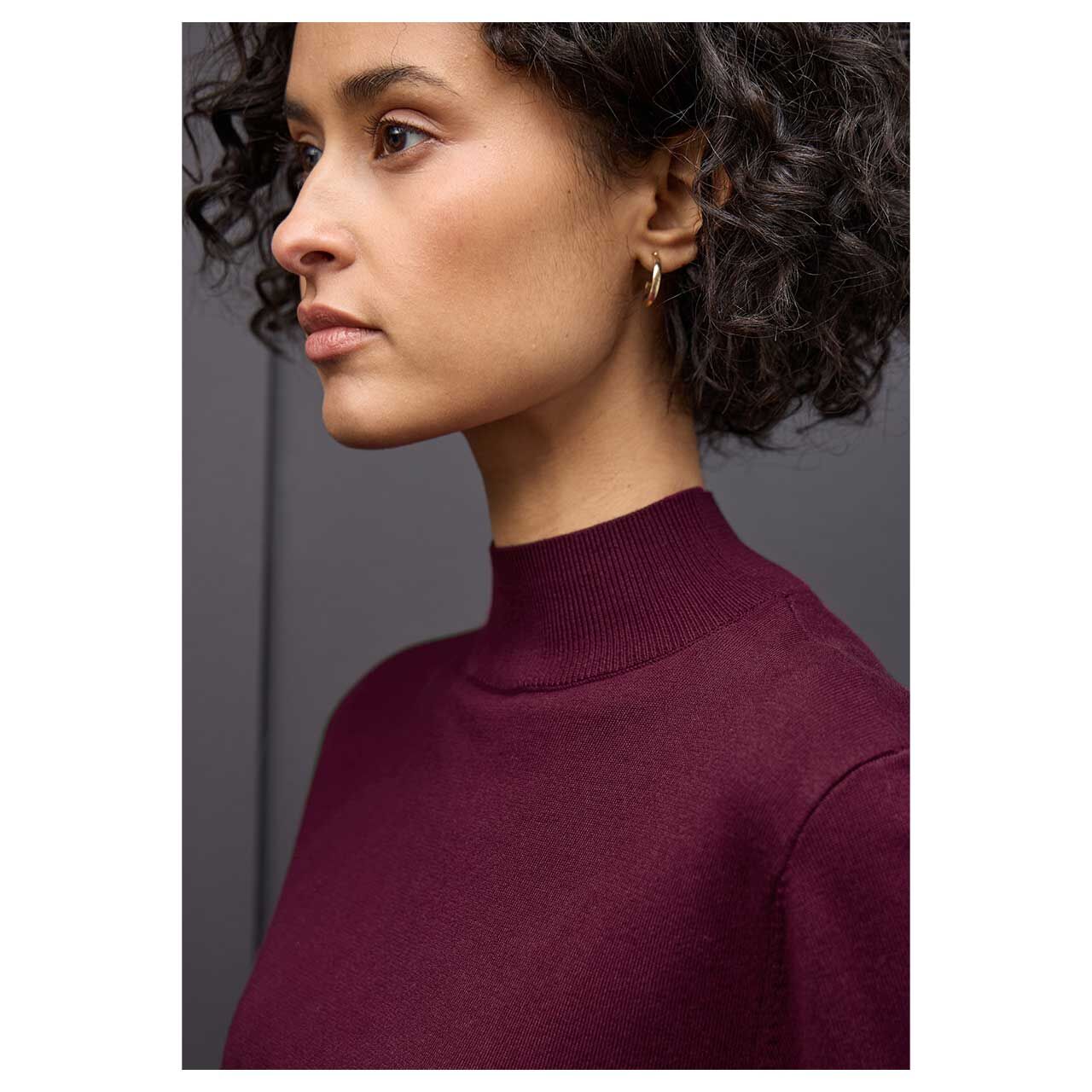Damen Rollkragen Pullover Turtle Sweater von Street One in Weinrot, Rückansicht am Model
