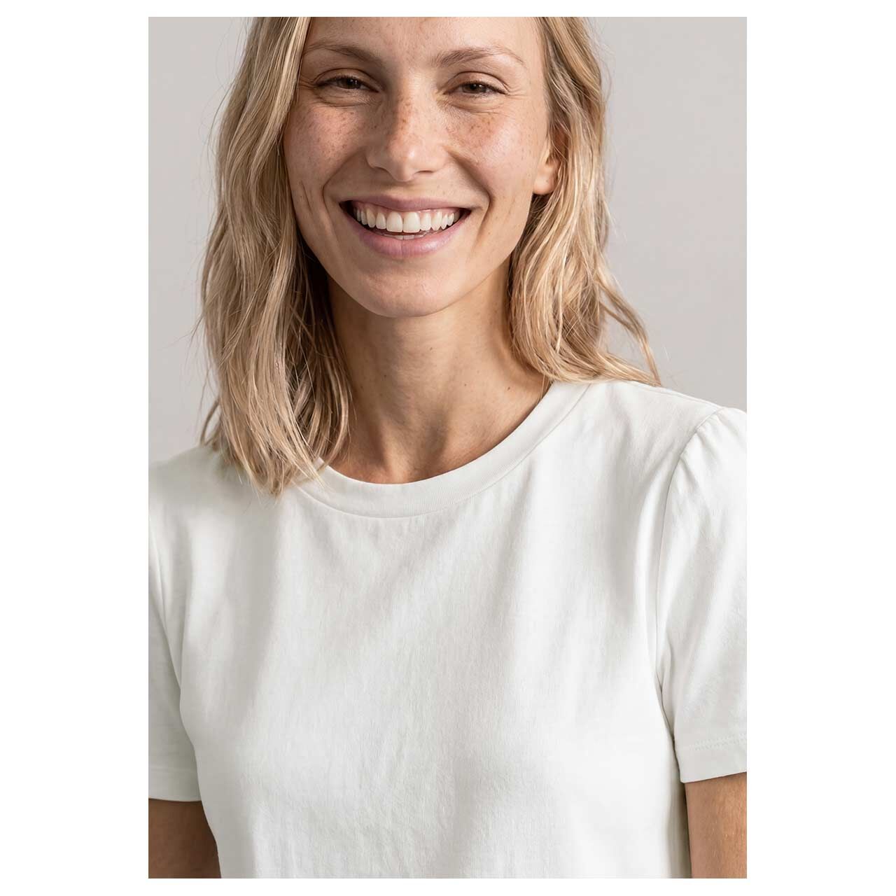 Damen T-Shirt Puff Sleeves von Street One in Cremeweiß, detaillierte Vorderansicht am Model