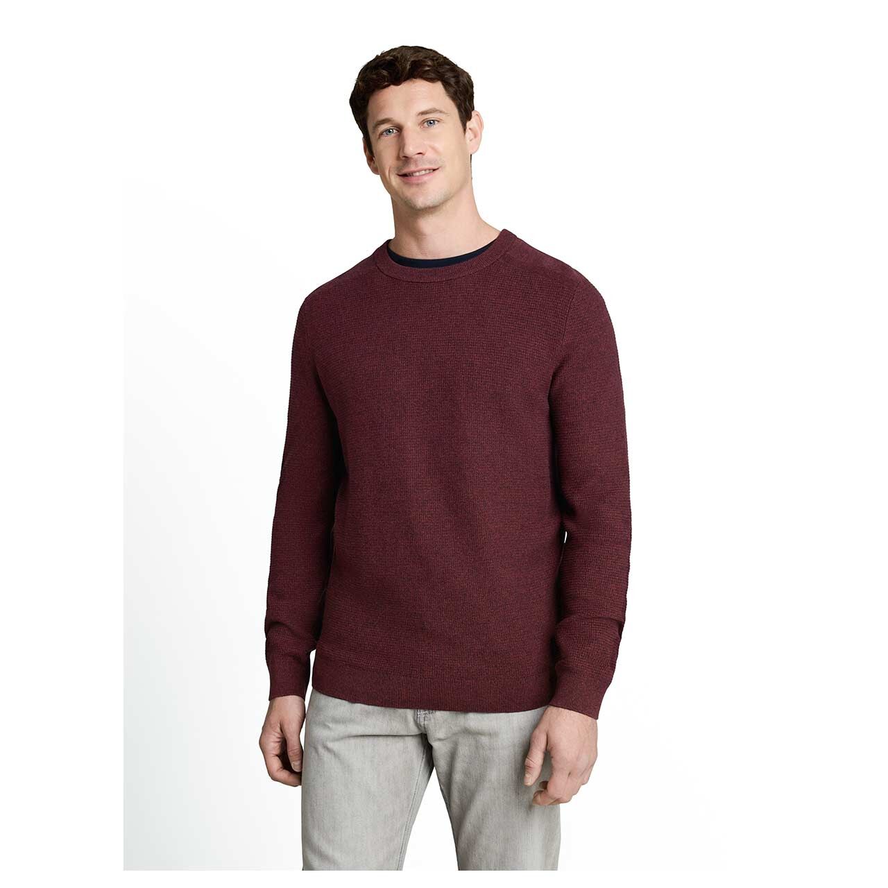 Herren Pullover Structured Crew Neck Knit von Tom Tailor in Dunkelrot meliert, Vorderansicht am Model