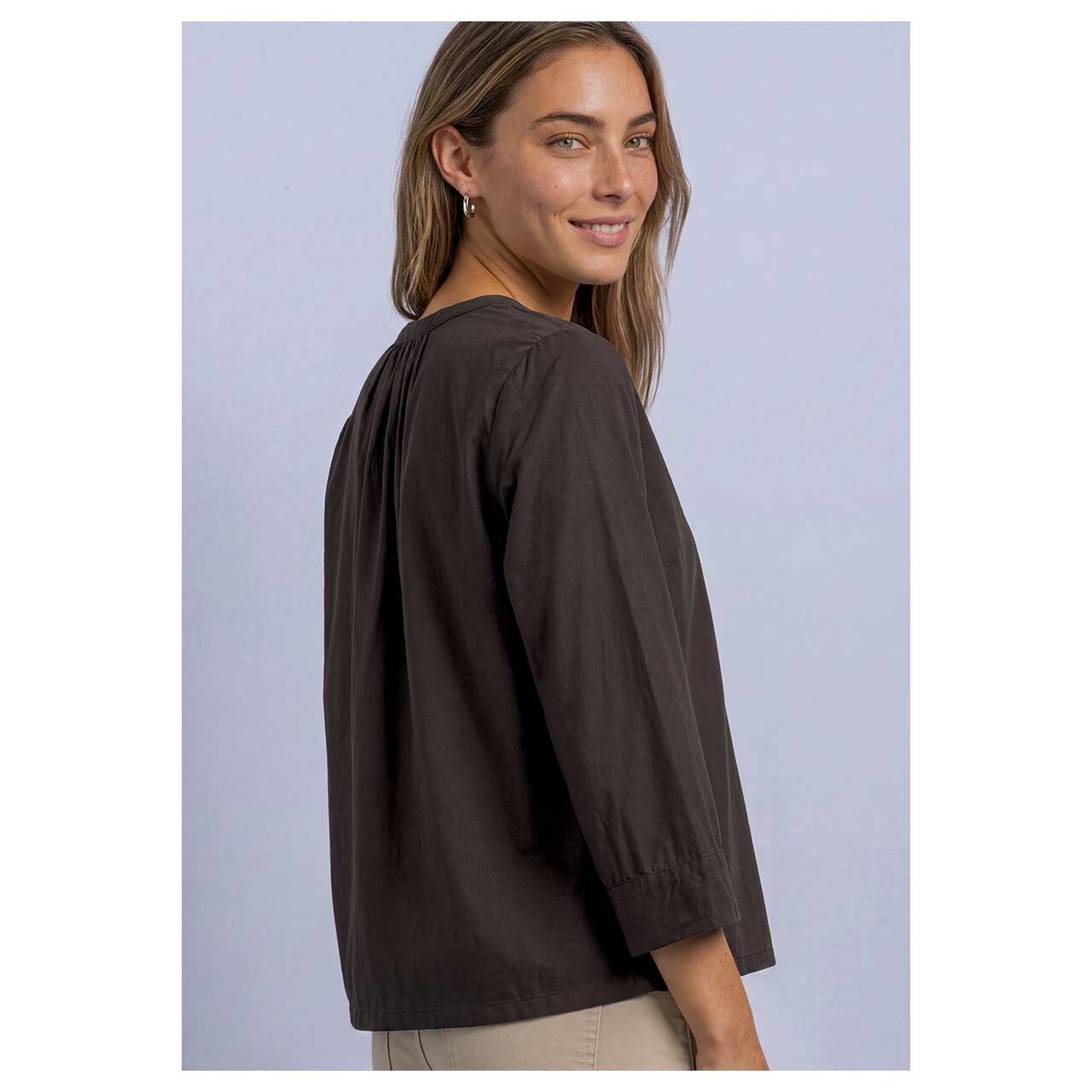 Damen 3/4 Arm Bluse Splitneck Button Detail von Street One in Dunkelbraun, Rückansicht am Model