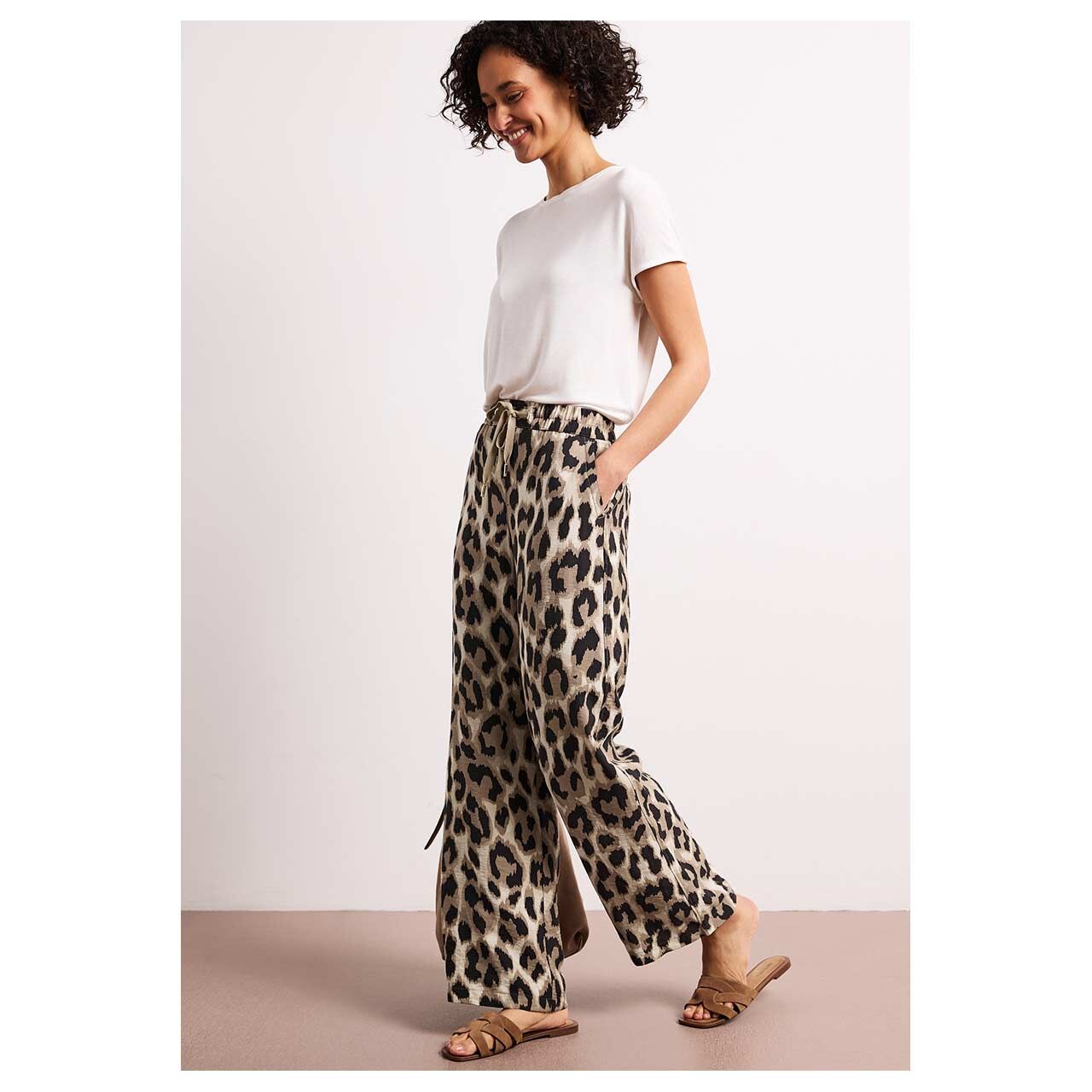 Damenhose Wide Leg von Street One in Beige mit Print, Seitenansicht am Model