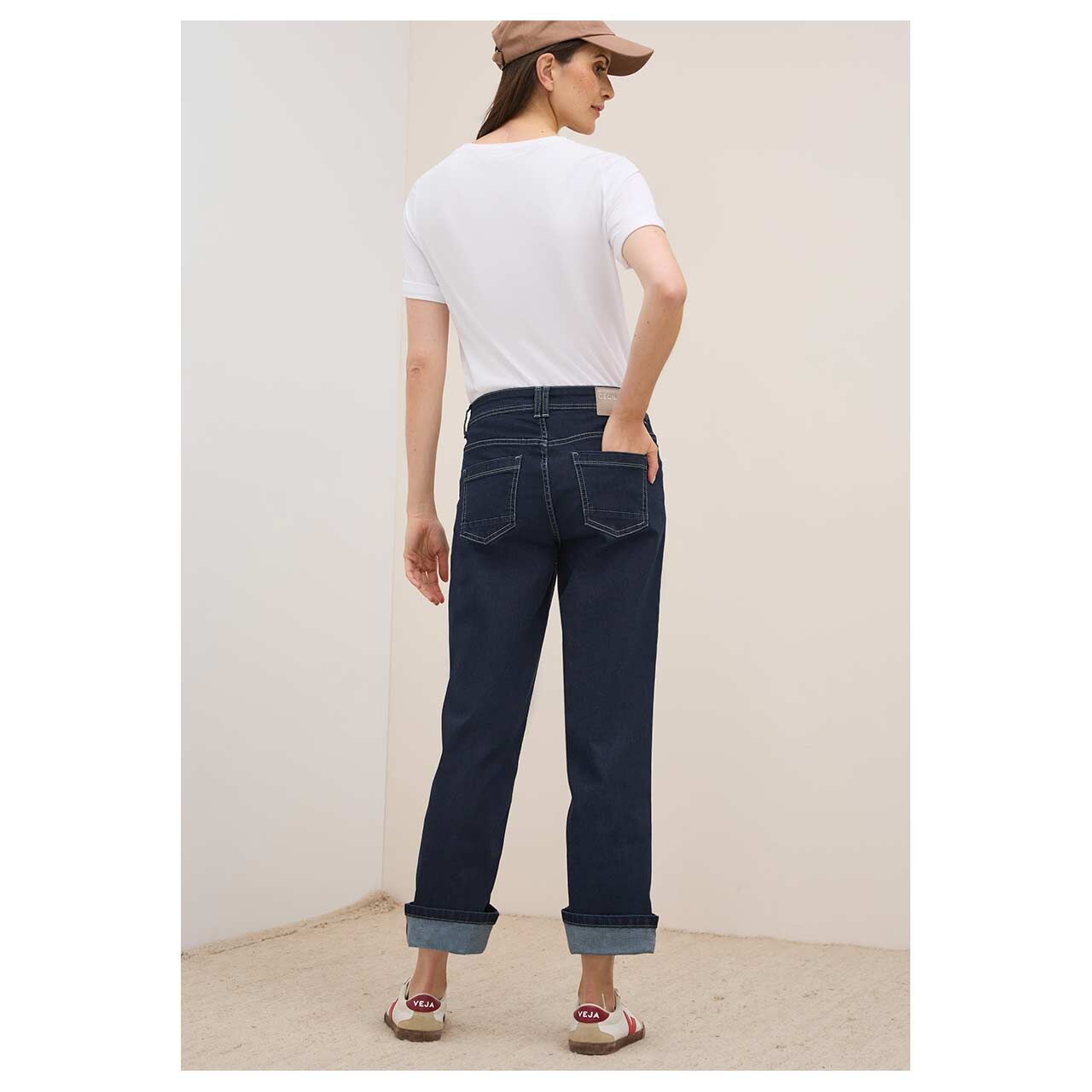 Damenjeans Neele Straight von Cecil in Dunkelblau, Rückansicht am Model