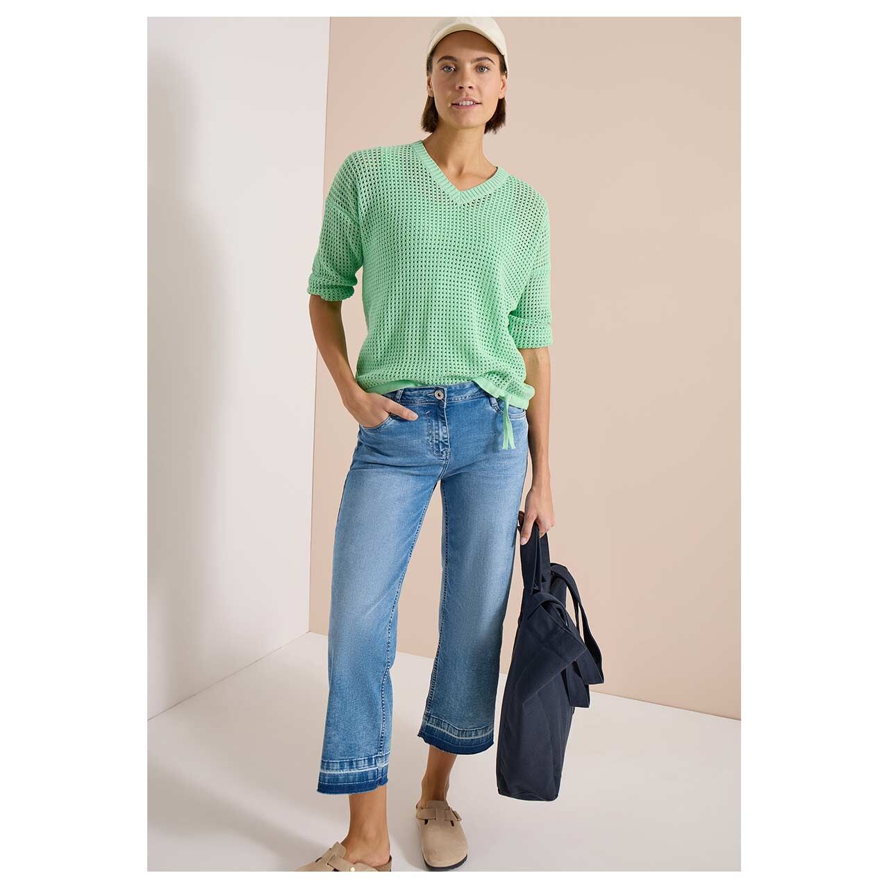 Damen 3/4 Arm Pullover Crochet V-Neck von Cecil in Grün, Ganzkörperansicht am Model