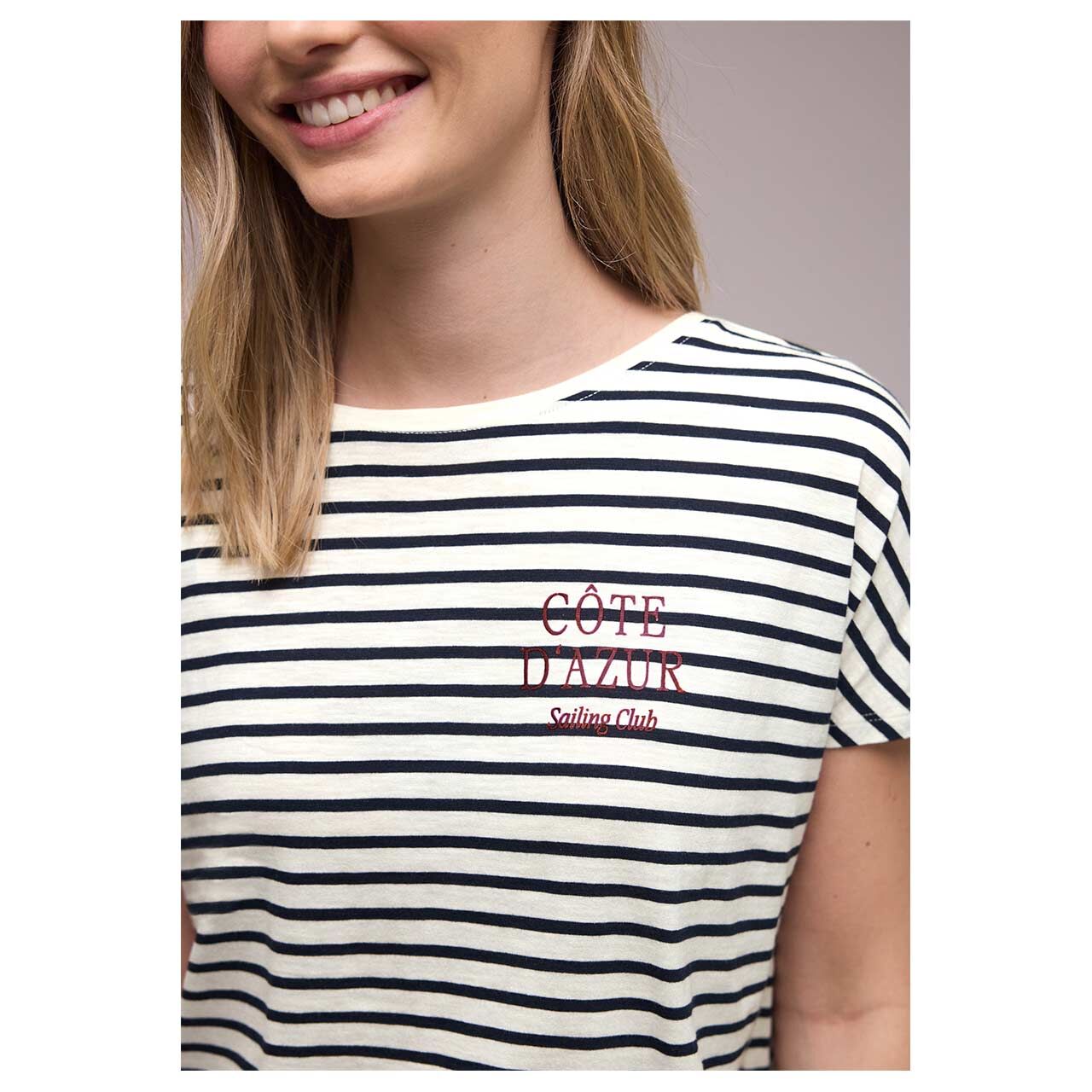 Damen T-Shirt Striped Chest Print von Street One in Dunkelblau gestreift, detaillierte Vorderansicht am Model