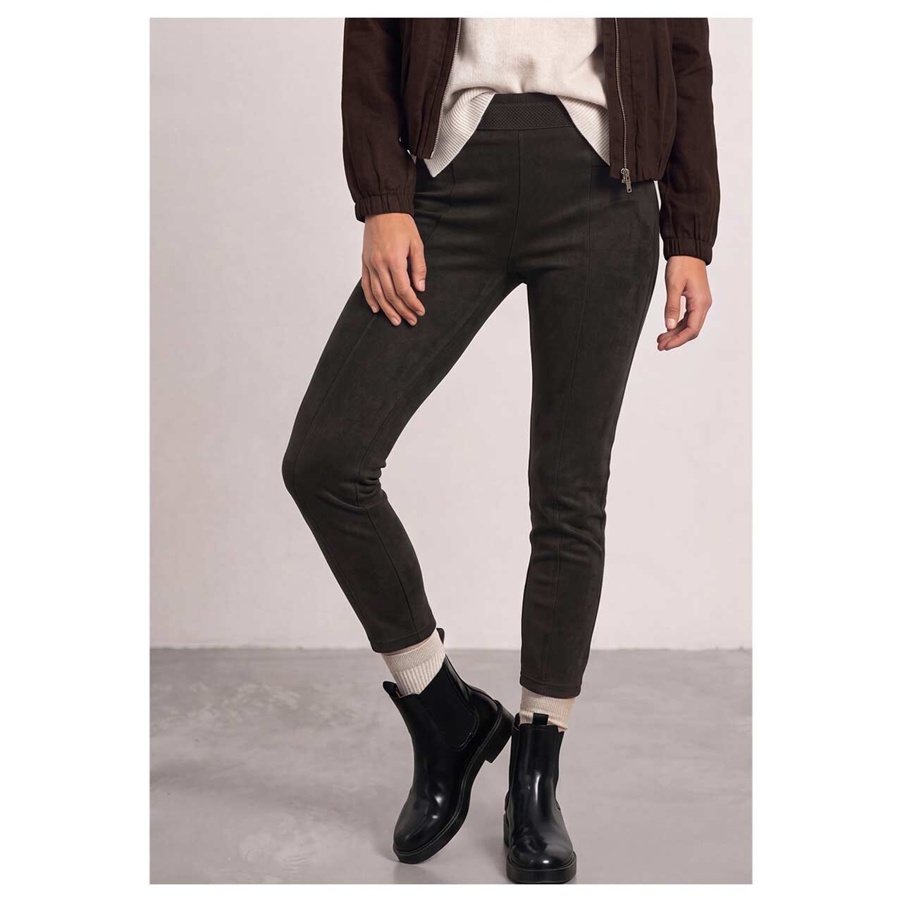 Damen Ankle Hose Hope Velours von Street One in Dunkelbraun, Vorderansicht am Model
