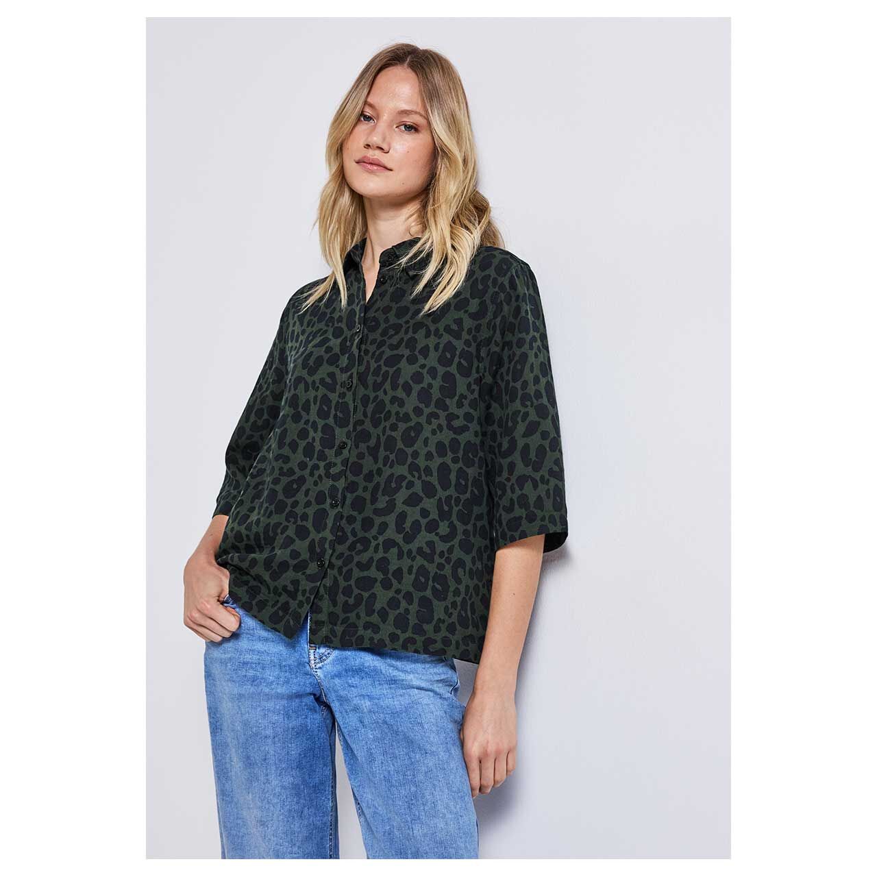 Damen 3/4 Arm Bluse Musselin von Street One in Dunkelgrün mit Leo-Print, Vorderansicht Oberkörper getragen