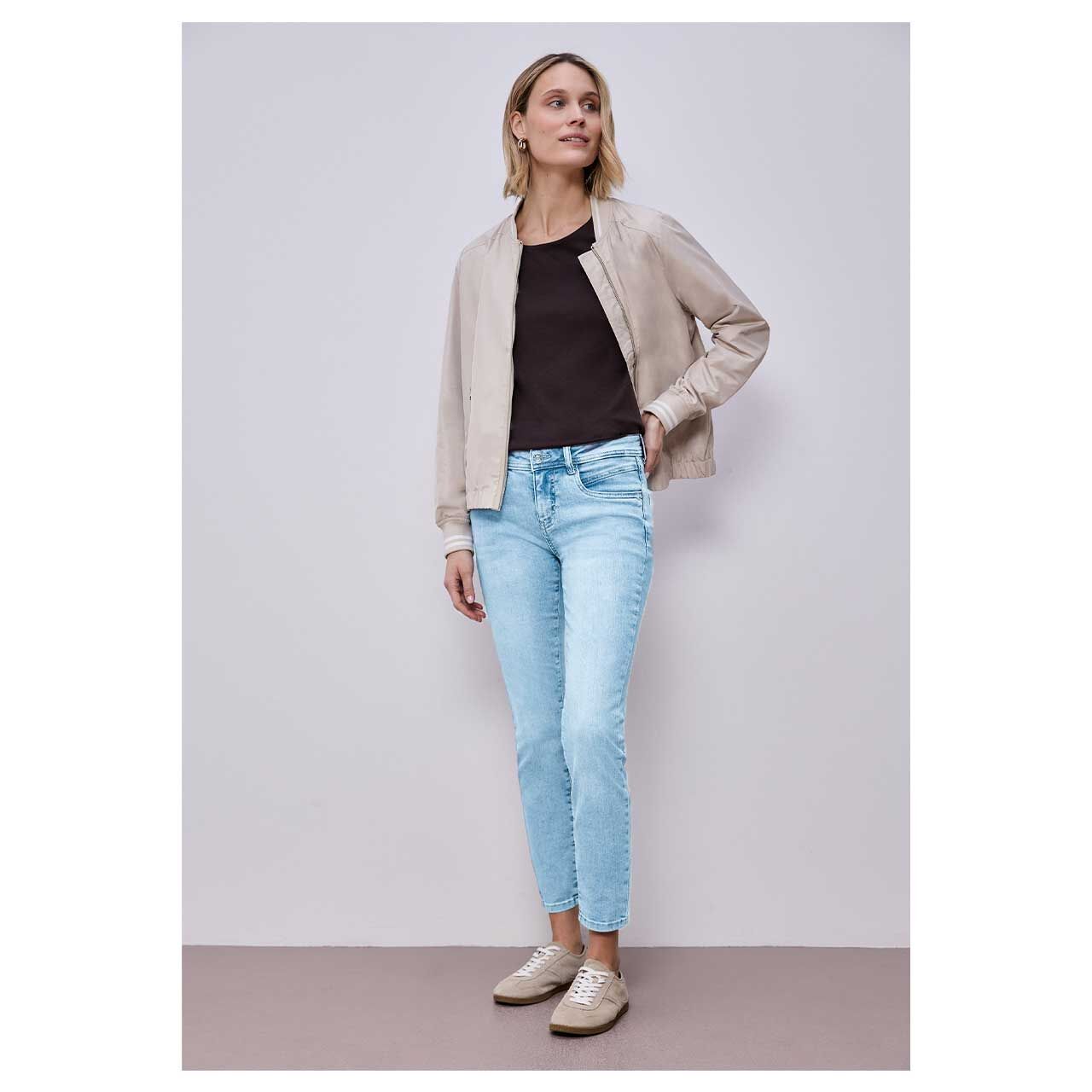 Damen Ankle Jeans York von Street One in Hellblau angewaschen, Vorderansicht am Model