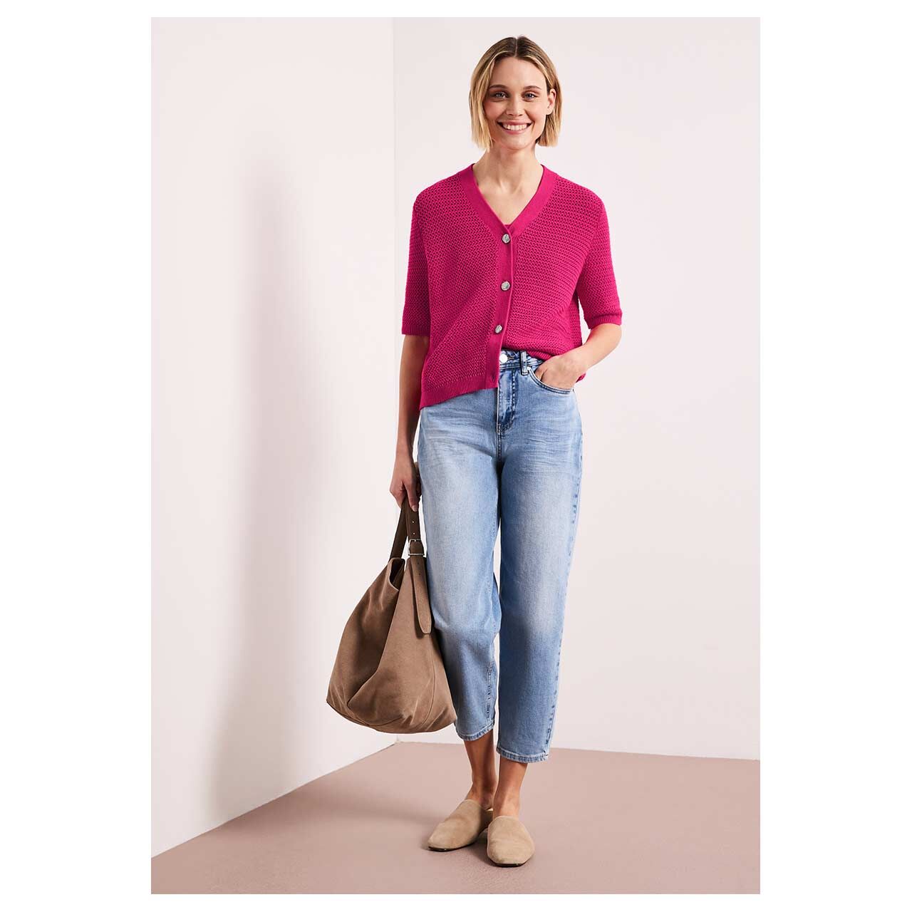 Damen Kurzarm Strickjacke V-Neck Cardigan von Street One in Pink, Ganzkörperansicht am Model