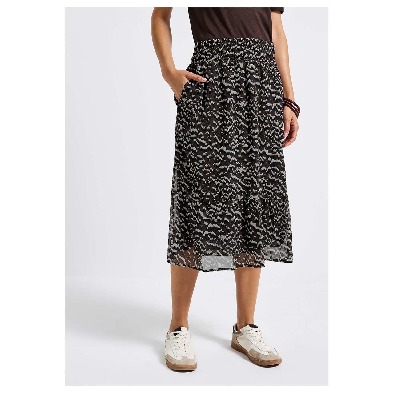 Damen Rock Midi Chiffon Volant von Street One in Dunkelbraun mit Print, Vorderansicht am Model