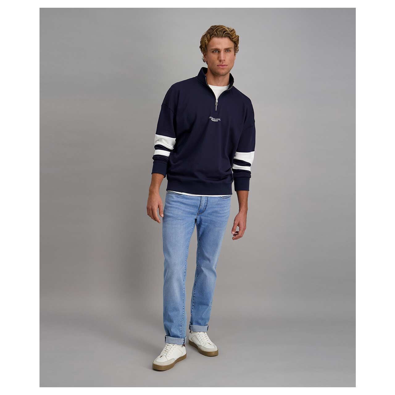 Stretch Herrenjeans Eric in Hellblau verwaschen, Vorderansicht am Model