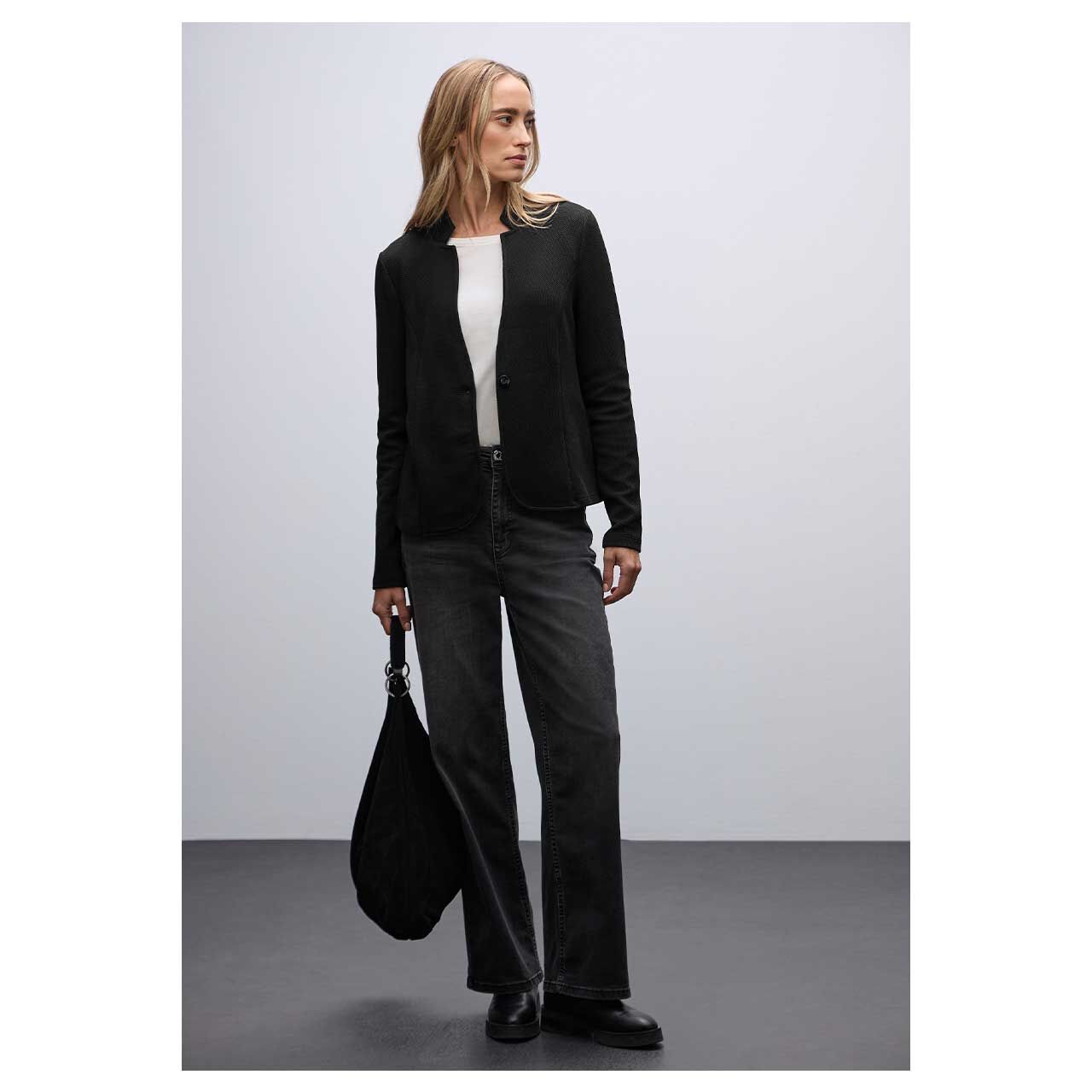Damen Blazer Jacquard Structure von Street One in Schwarz, Ganzkörperansicht am Model