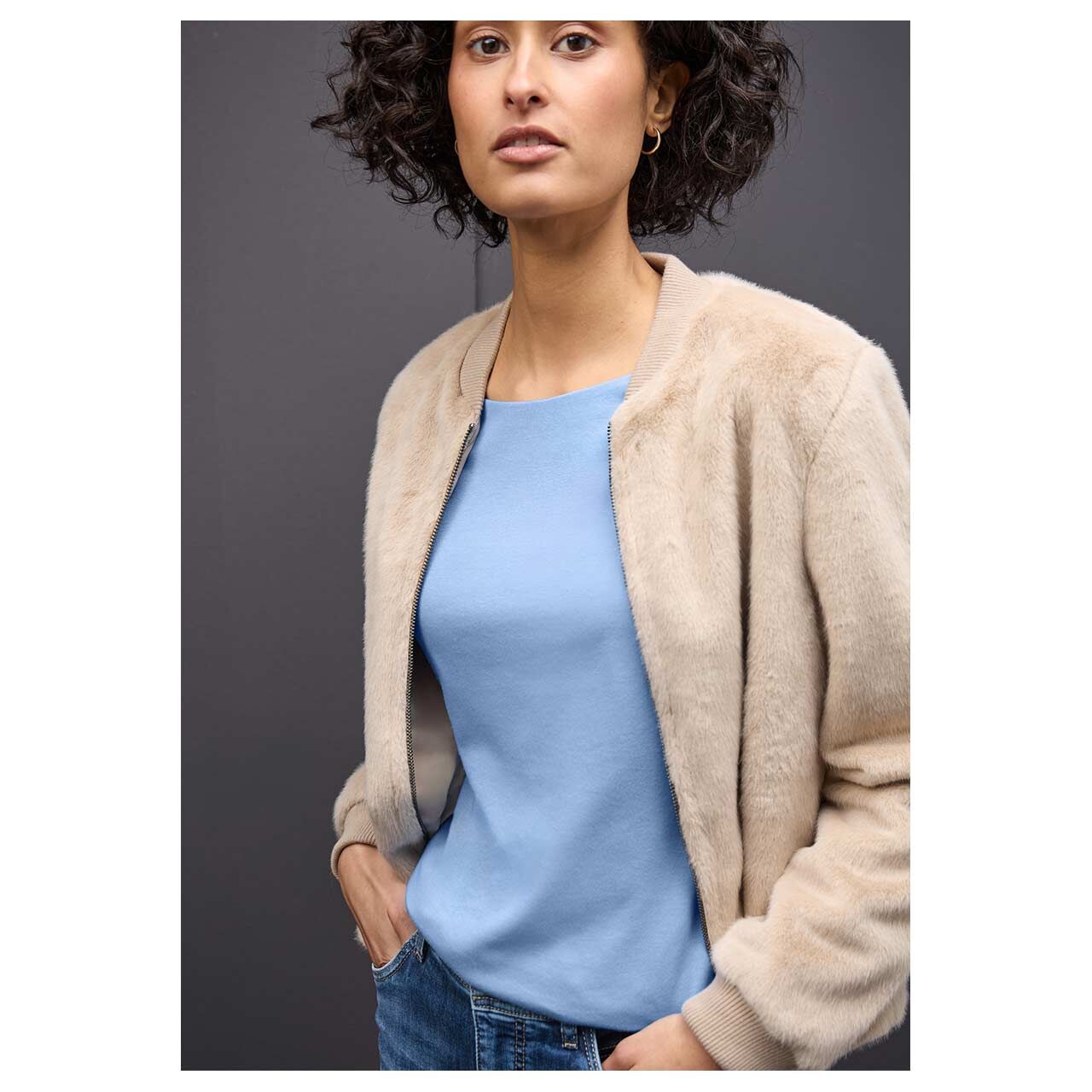 Damen Langarm Shirt Lanea von Street One in Hellblau, Seitenansicht am Model