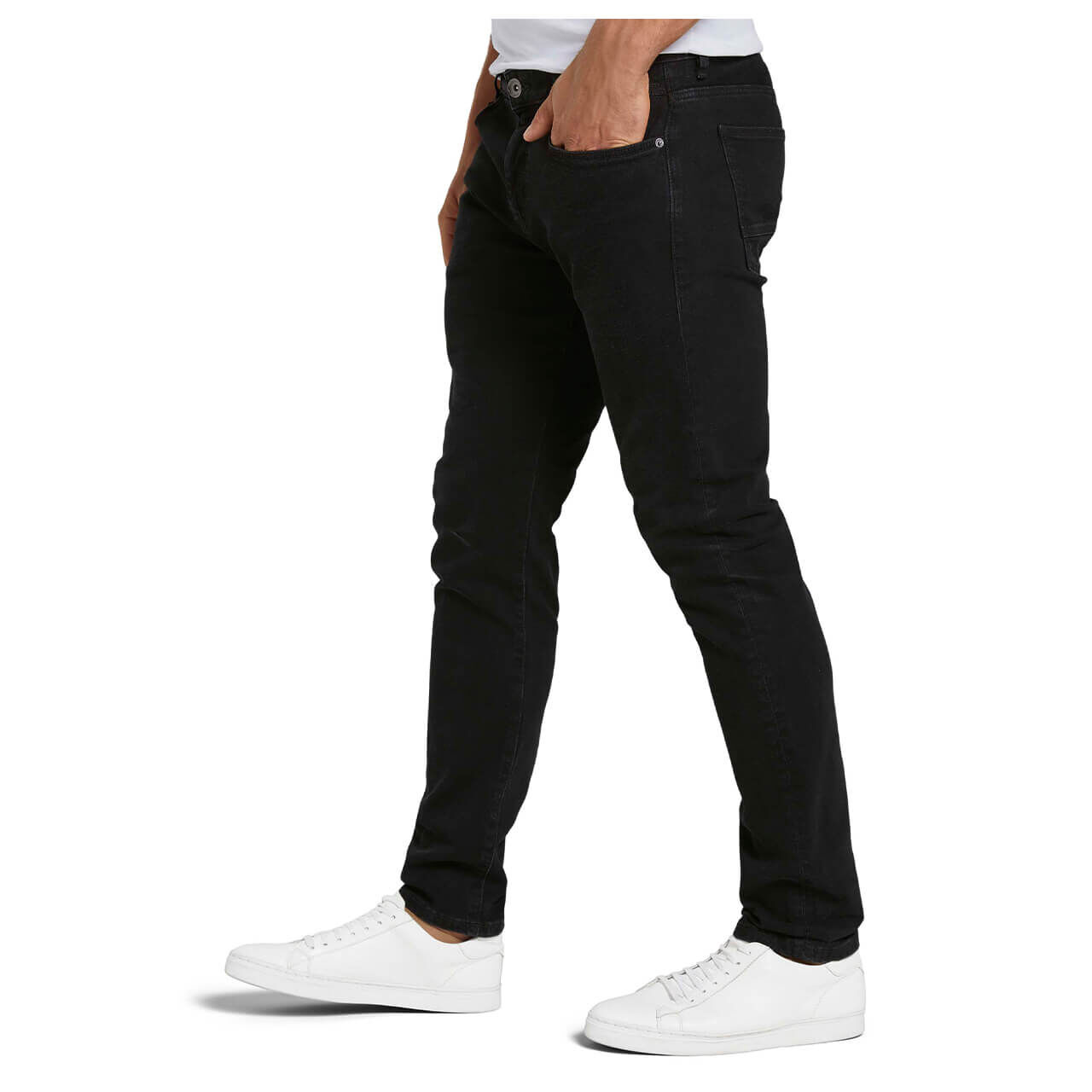 tomtailor-troy-jeans-blackdenim-seitlich Herrenjeans Troy von Tom Tailor in Schwarz, Seitenansicht am Modell