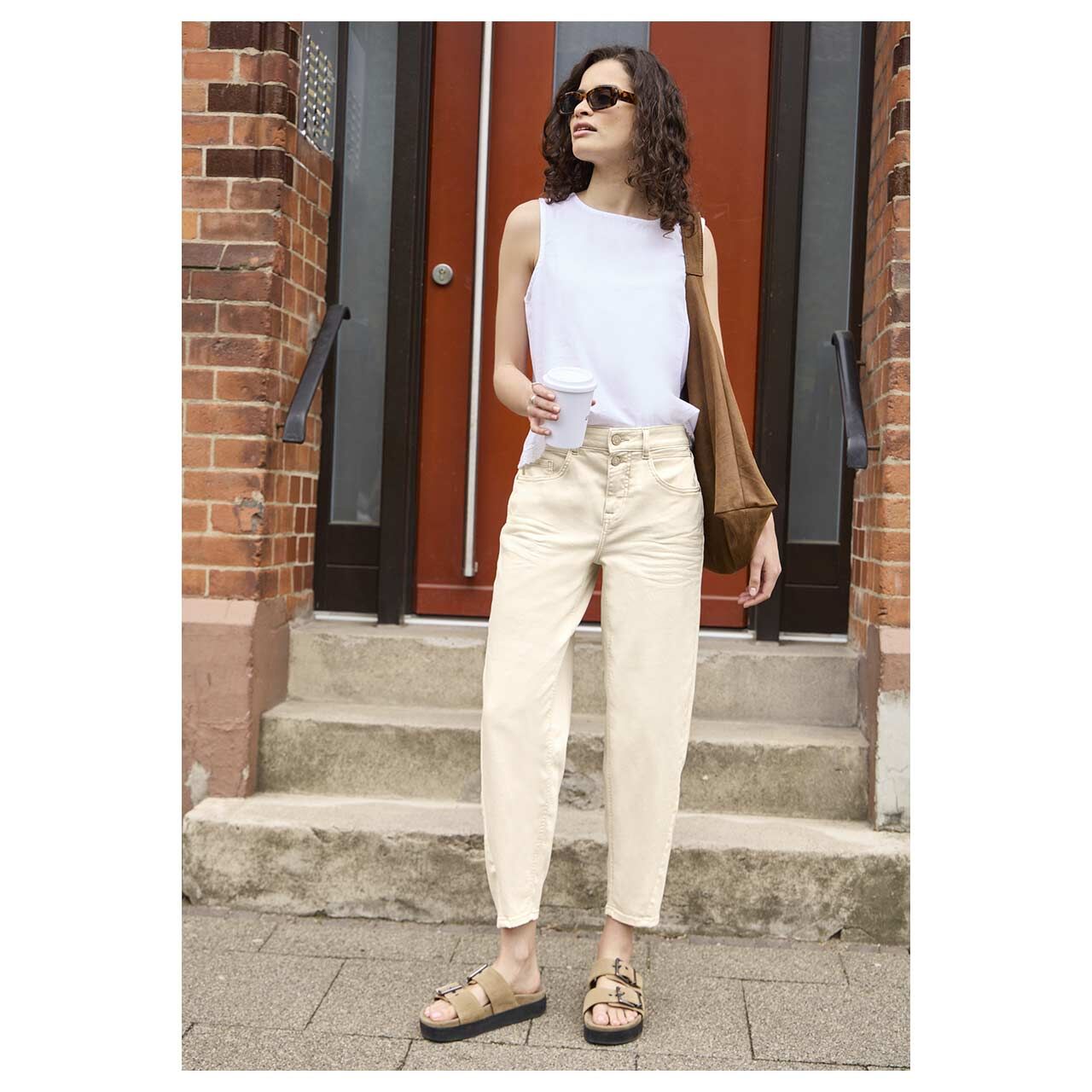 Damen Ankle Jeans Barrel von Street One Studio in Cremeweiß, Ganzkörperansicht am Model