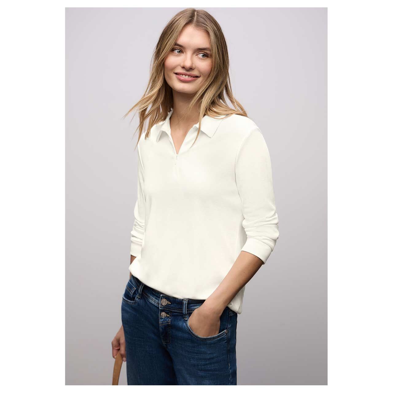Damen 3/4 Arm Poloshirt Basic Zipper von Street One in Cremeweiß, Detailansicht vorne am Model