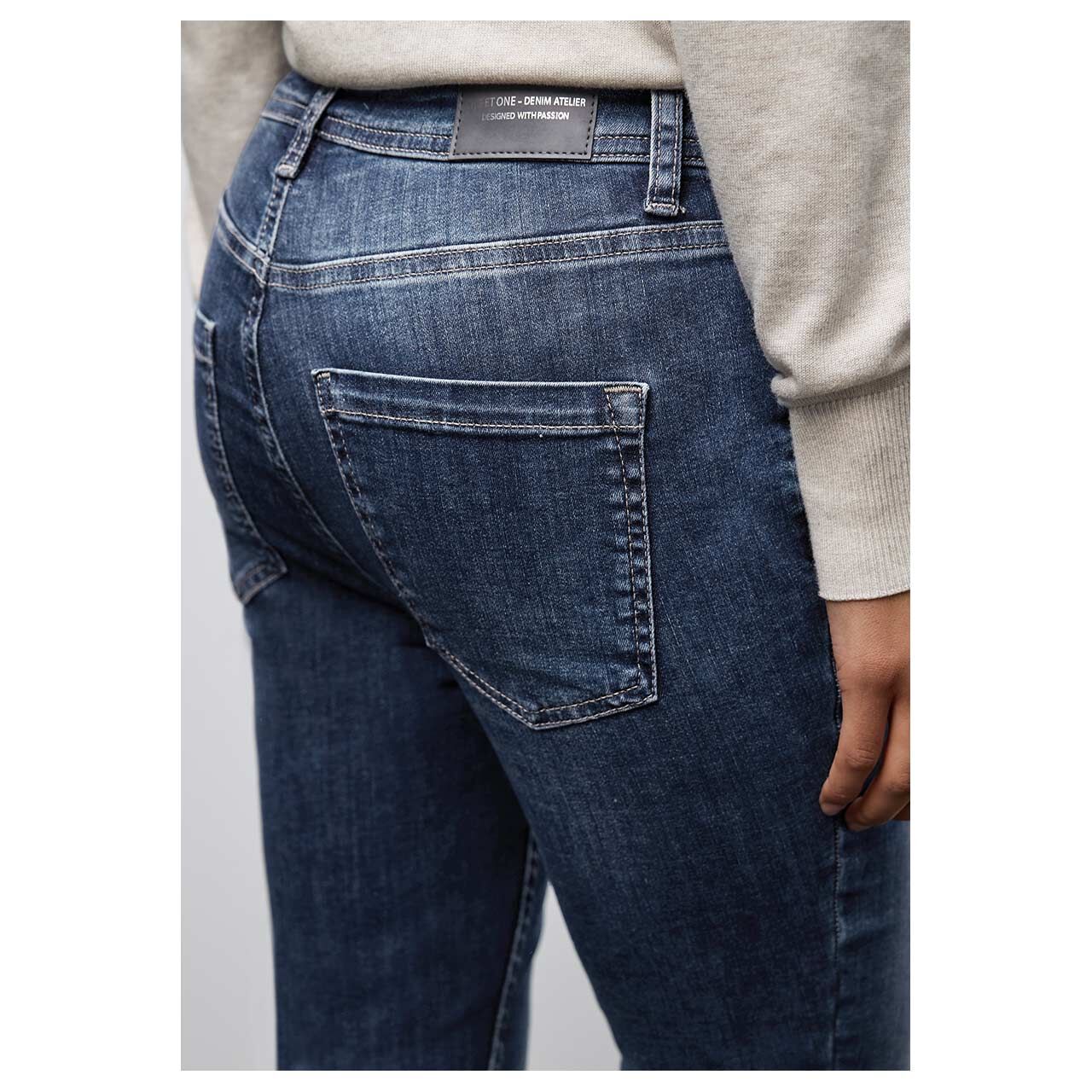 Damenjeans York von Street One in Dunkelblau angewaschen, detaillierte Rückansicht am Model