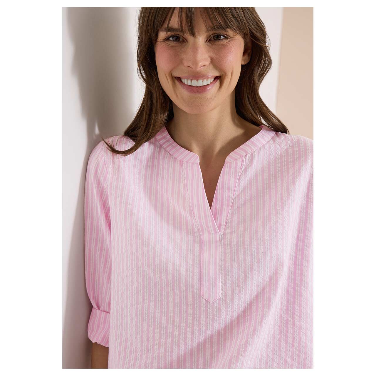Damen 3/4 Arm Bluse Seersucker Stripe von Cecil in Rosa gestreift, detaillierte Vorderansicht am Model