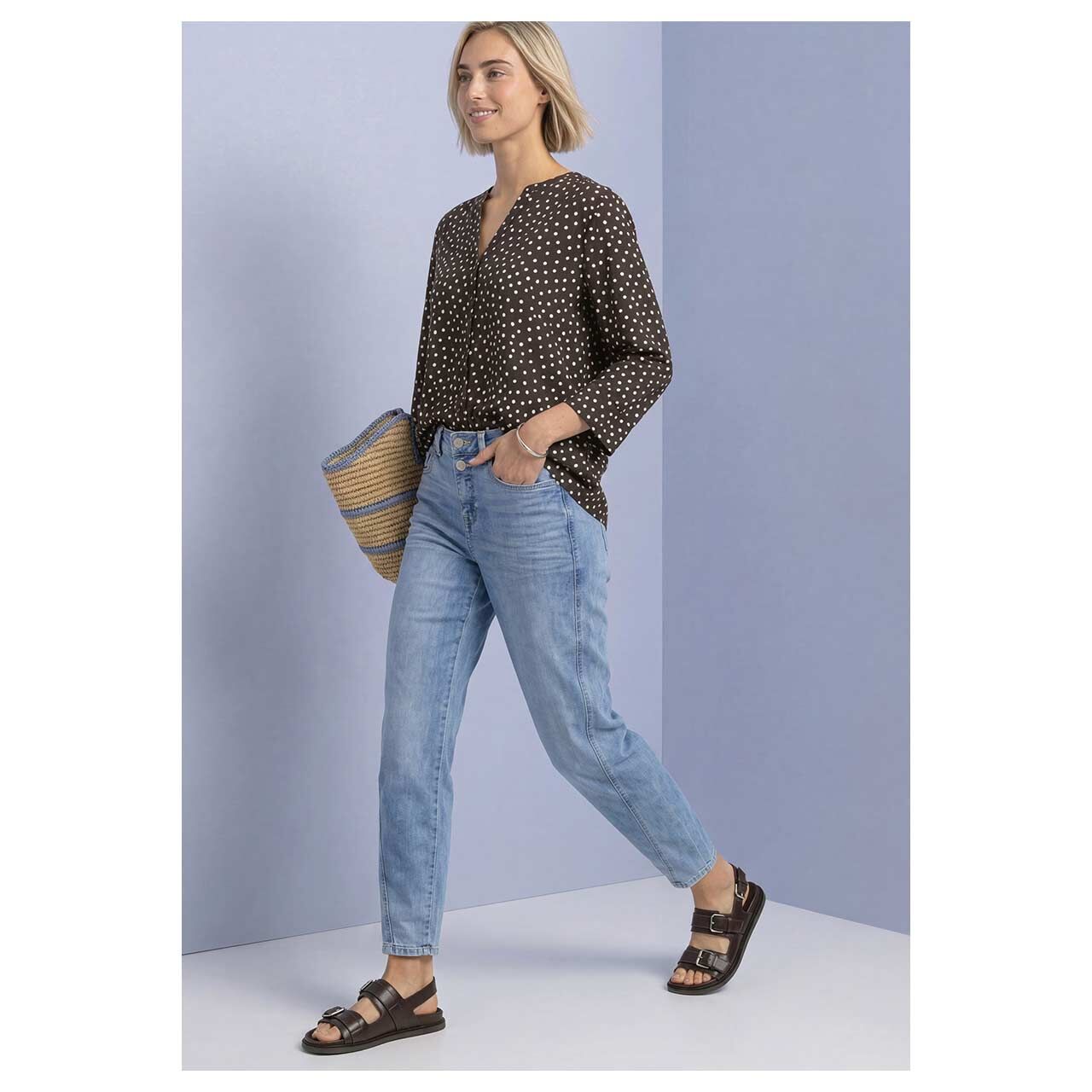 Damen 3/4 Arm Bluse Splitneck Button Detail von Street One in Dunkelbraun mit Print, Ganzkörperansicht am Model