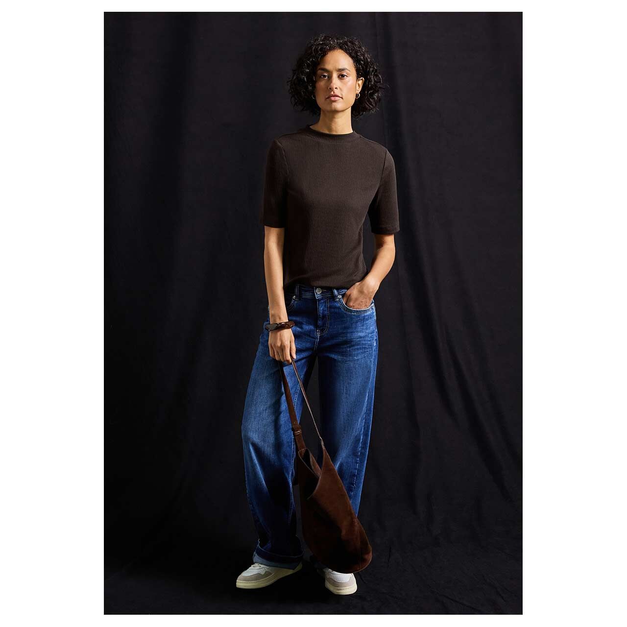Damen T-Shirt Rib Turtle Neck von Street One in Dunkelbraun, Ganzkörperansicht am Model