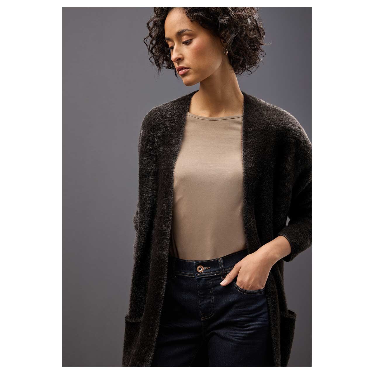 Damen Long Strickjacke Fluffy Cardigan von Street One in Dunkelbraun, Vorderansicht am Model