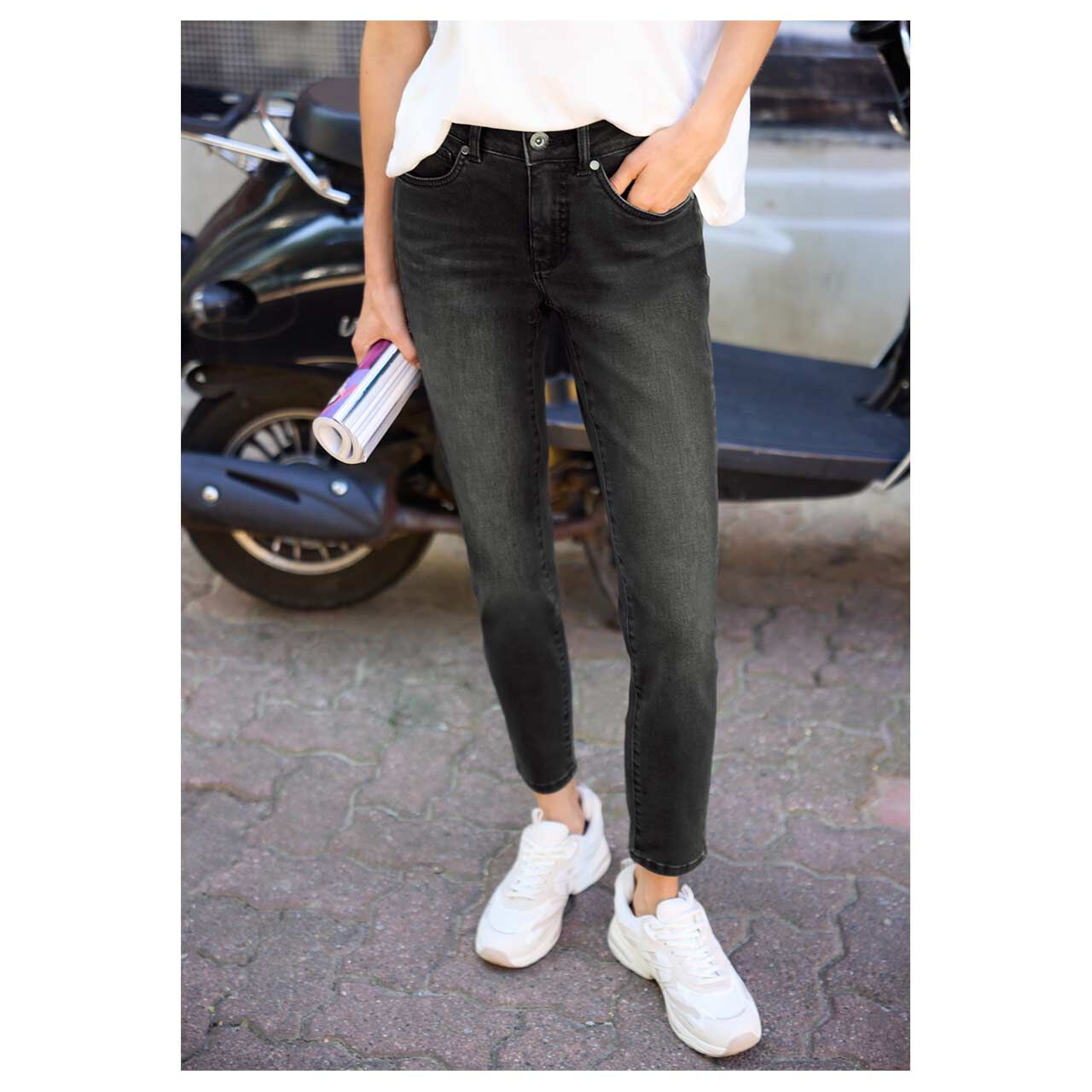 Damen Ankle Jeans Kim von Street One Studio in Schwarz verwaschen, Vorderansicht am Model
