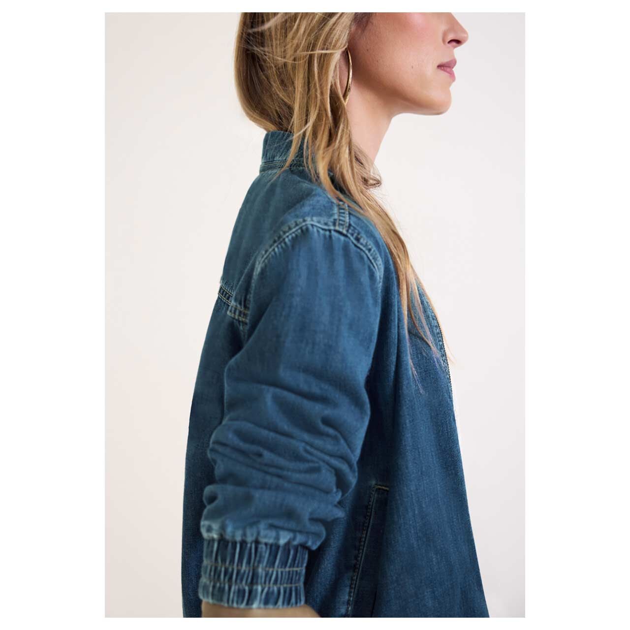 Damen Jeansjacke Bomber Jacket von Street One in Blau angewaschen, detaillierte Seitenansicht am Model