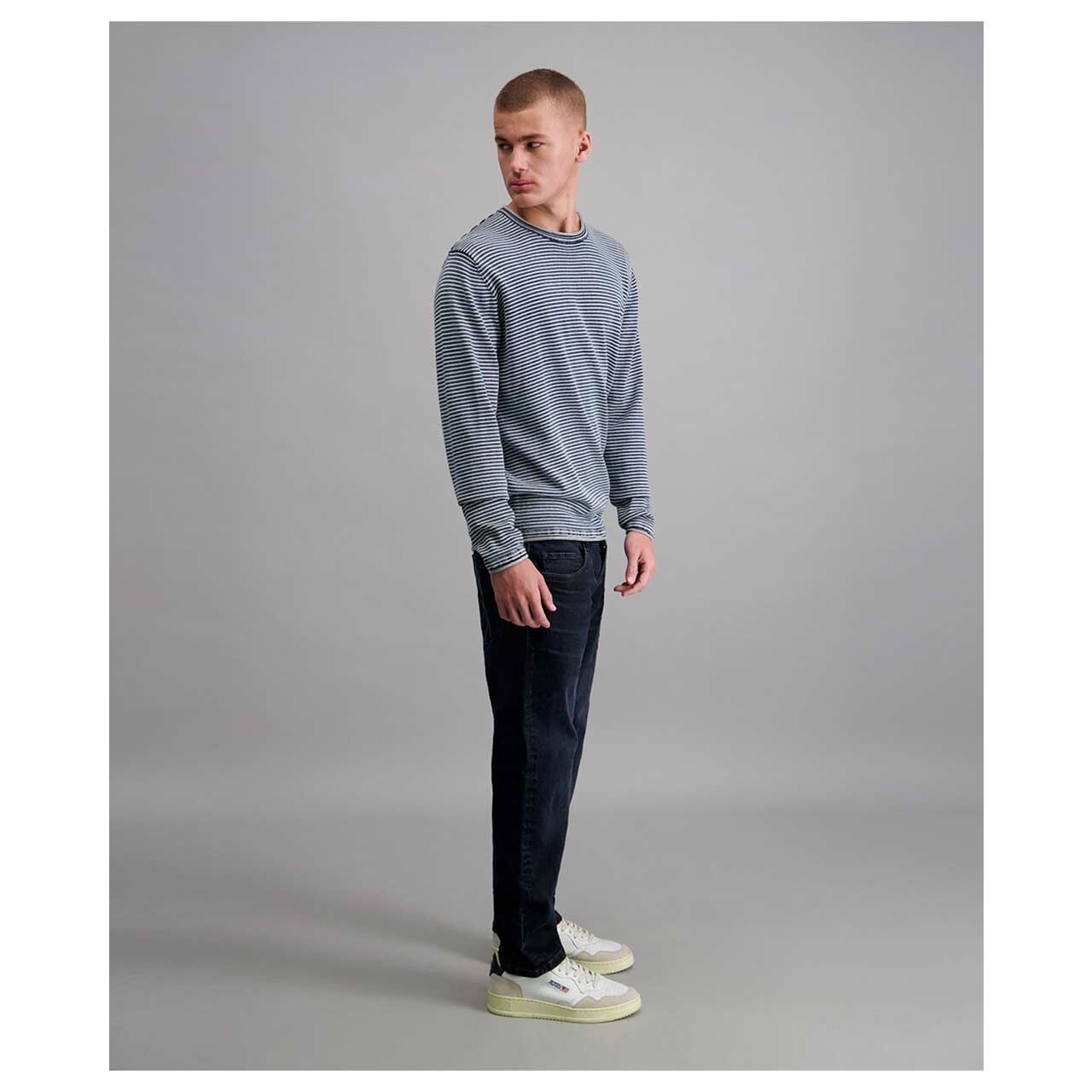 Stretch Herrenjeans Eric in Grau Dunkelblau angewaschen von Pioneer, Ganzkörperansicht am Model