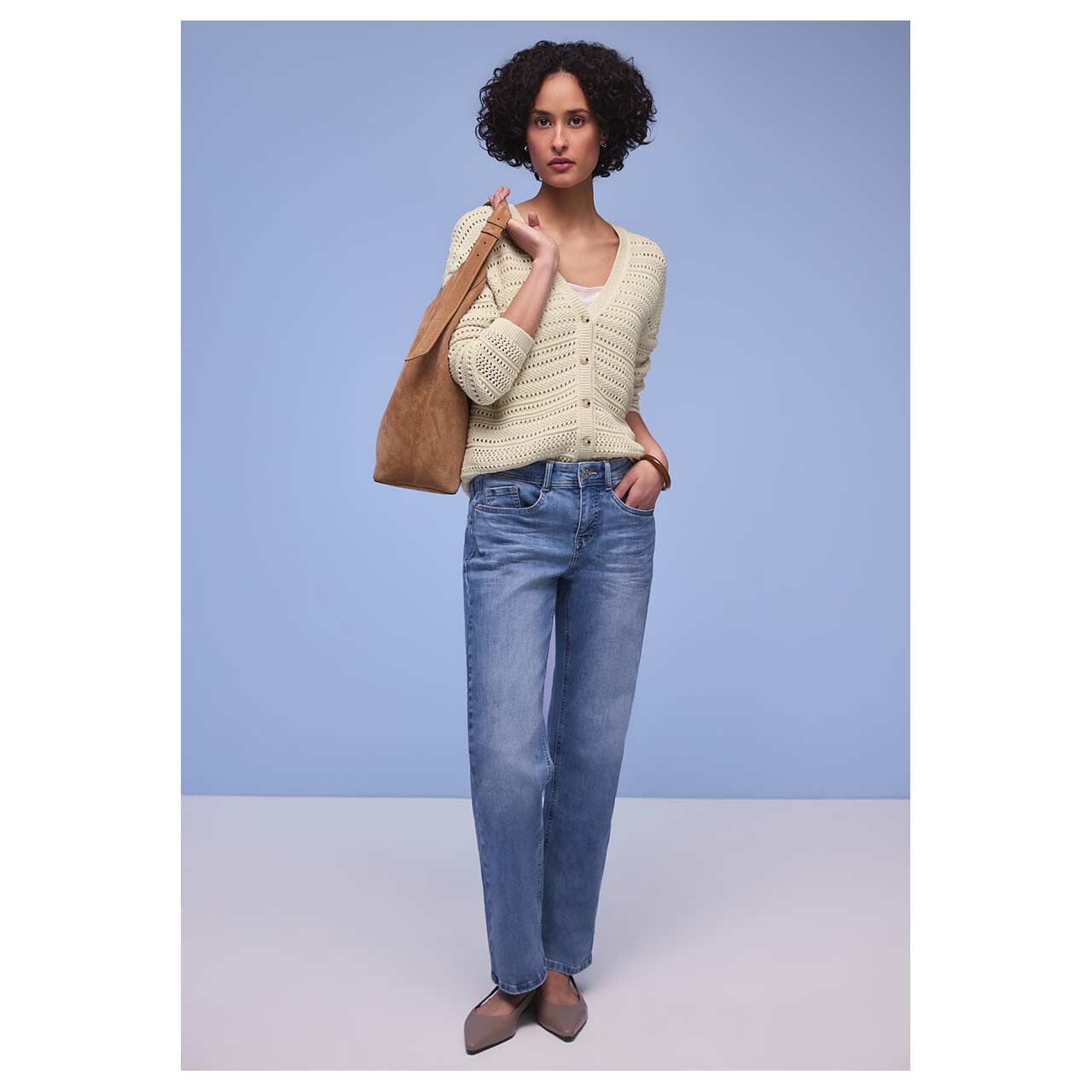 Damen Strickjacke Structure Cardigan von Street One in Hellbeige, Ganzkörperansicht am Model