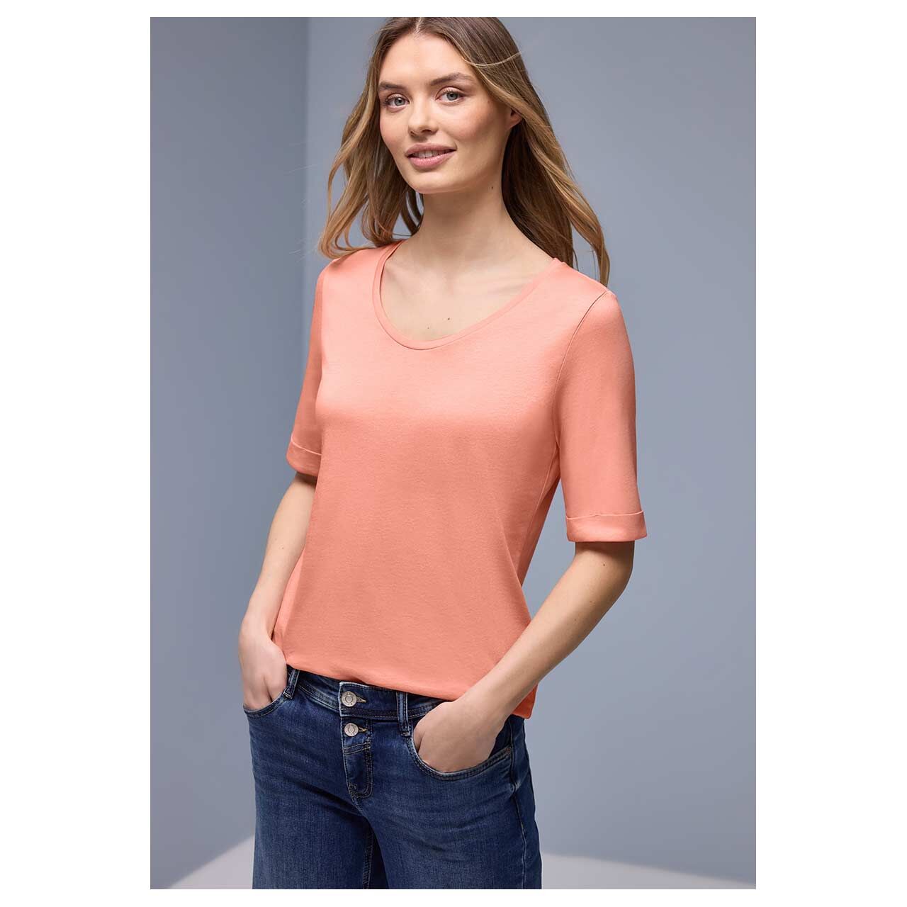 Damen T-Shirt V-Neck Turn-Up Cuff von Street One in Orange-Rosa, Vorderansicht am Model